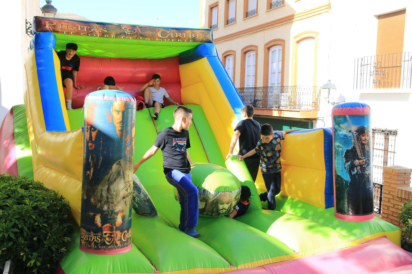 Los niños se divierten en las fiestas de Canjáyar