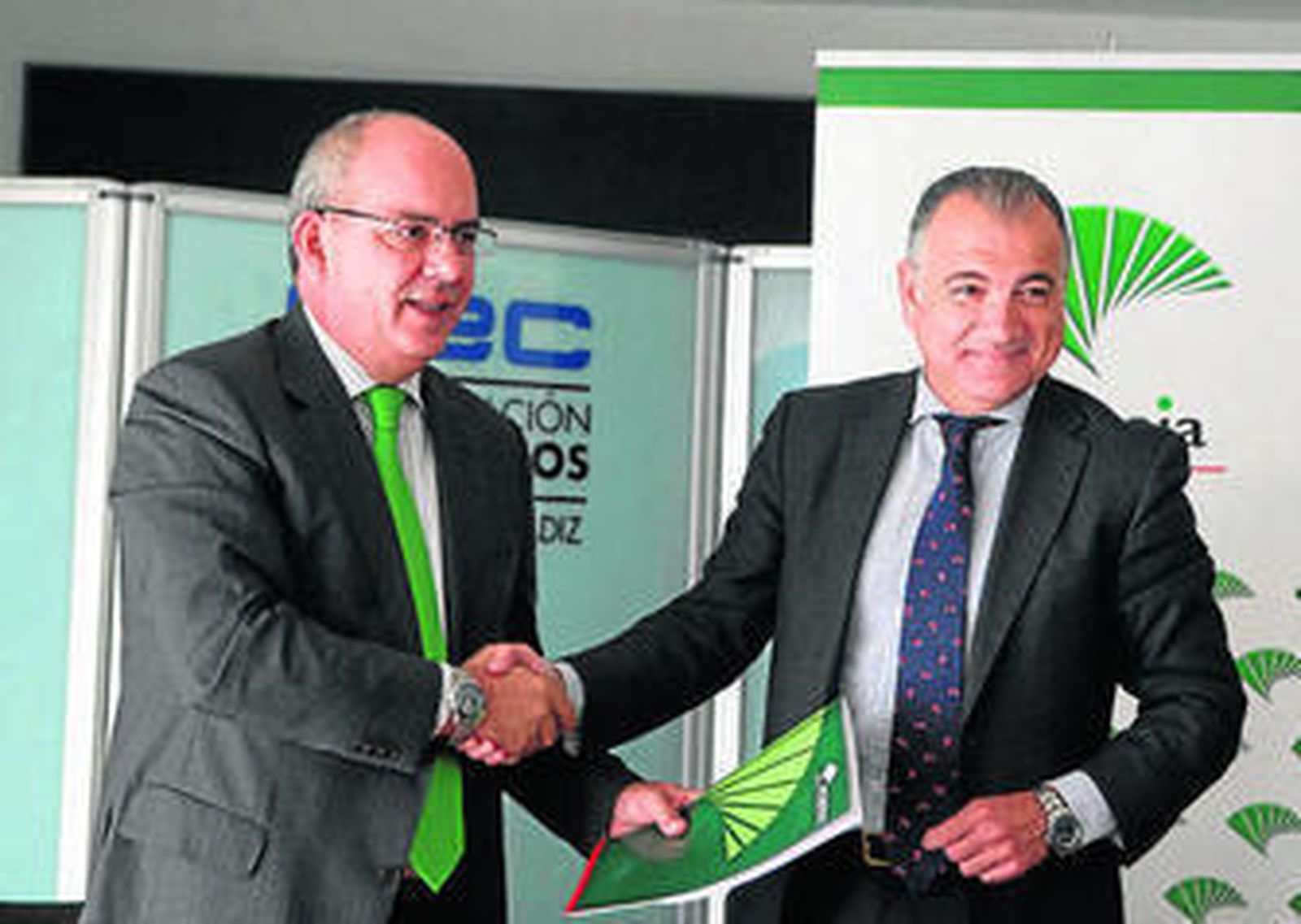 Javier Sánchez Rojas (i) y Jaime Sánchez Lacasa, tras firmar el acuerdo.