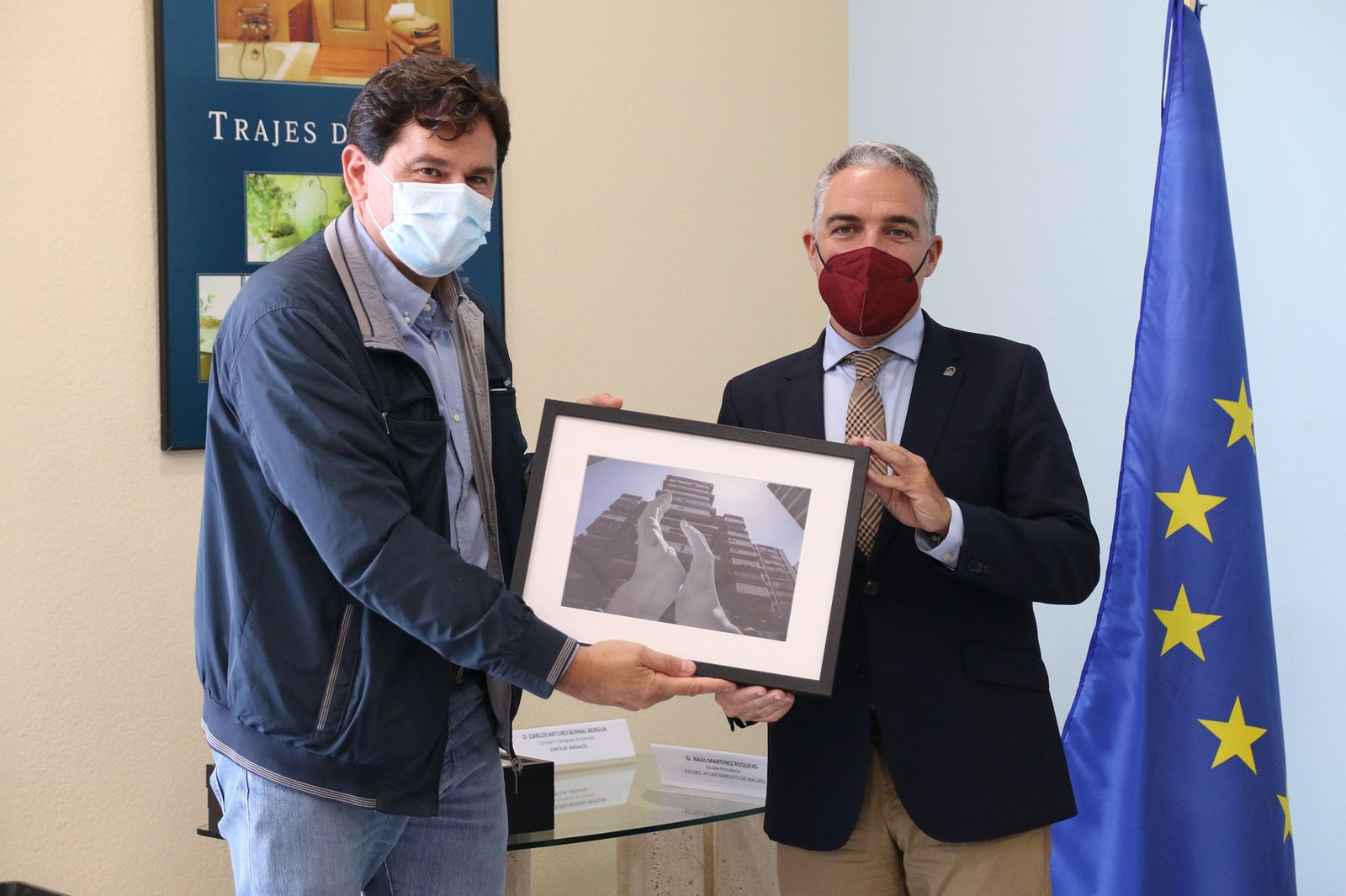 Las imágenes de la visita de Bendodo a Cosentino y la firma de la adenda con Extenda y la AEMA