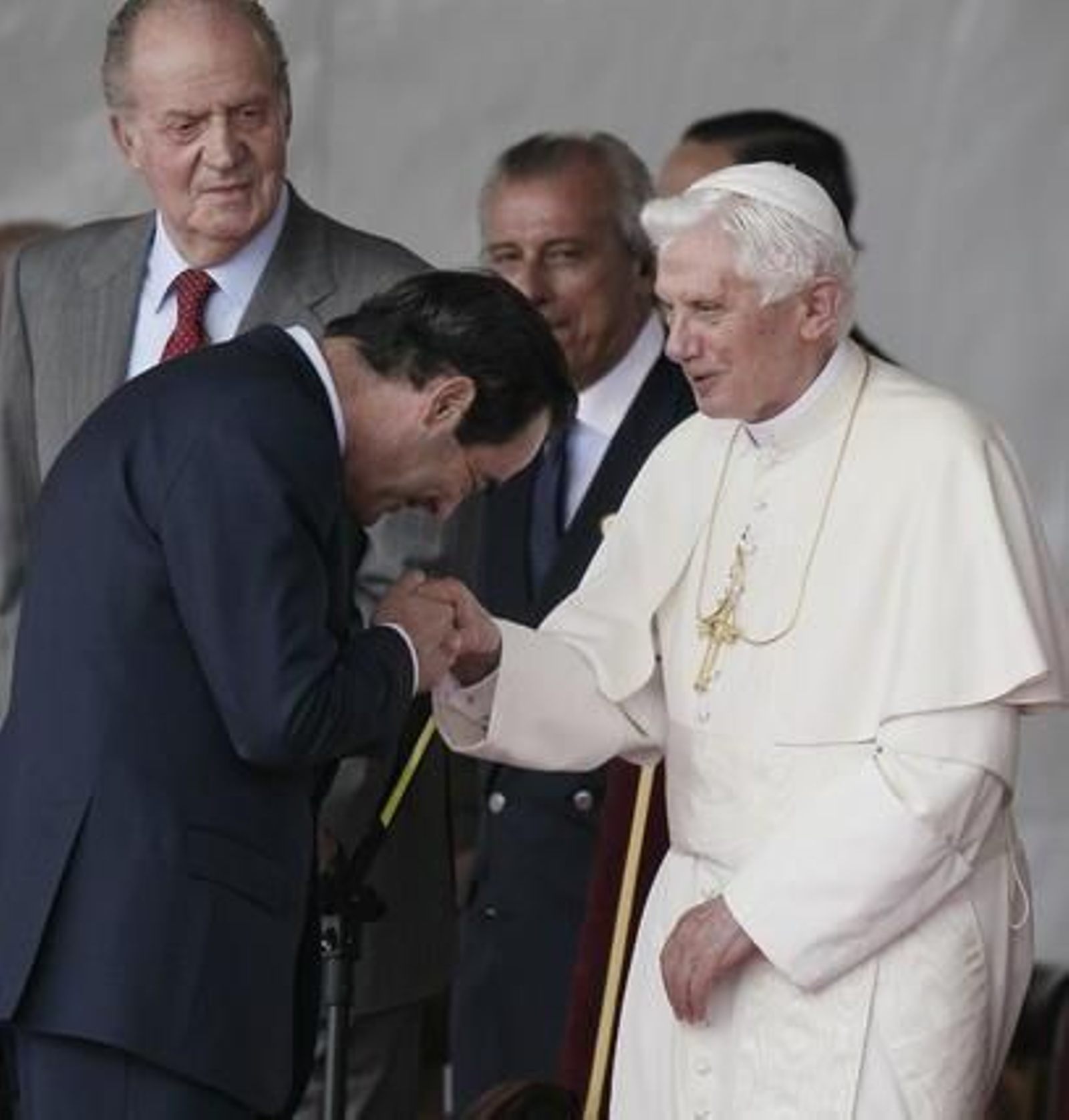 José Bono recibe a Benedicto XVI en Barajas.

Foto: efe