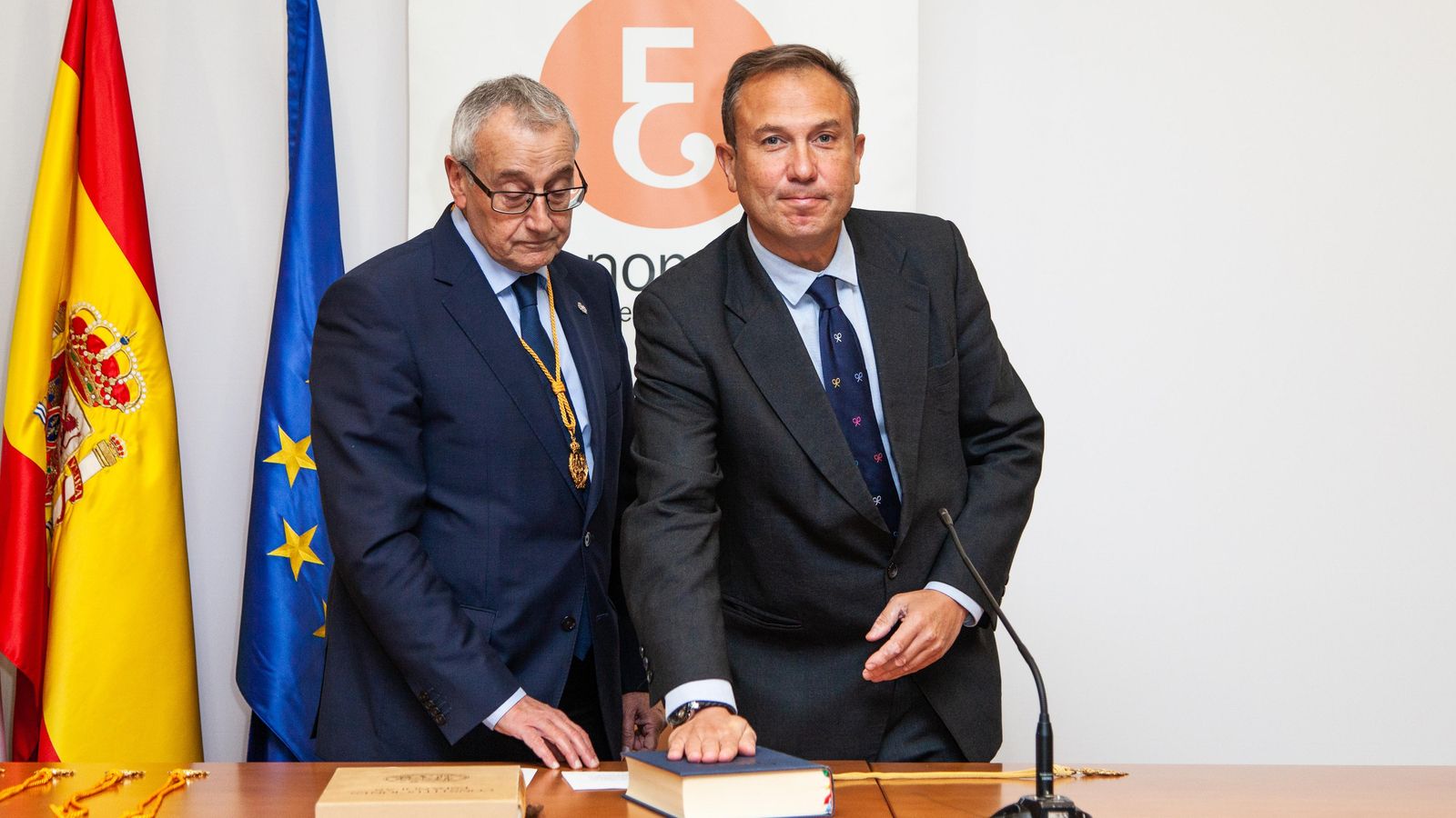 Momento del juramento del cargo de decano, José María Escudero Santos.