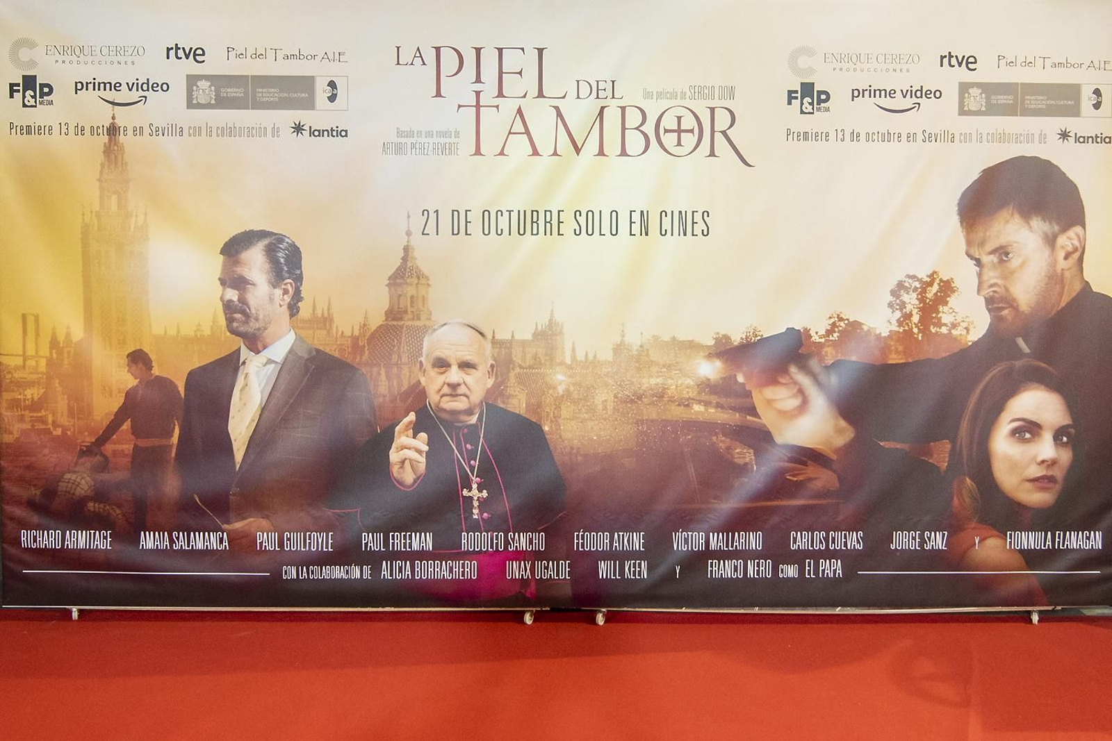 Las imágenes del preestreno de 'La piel del tambor' en Sevilla