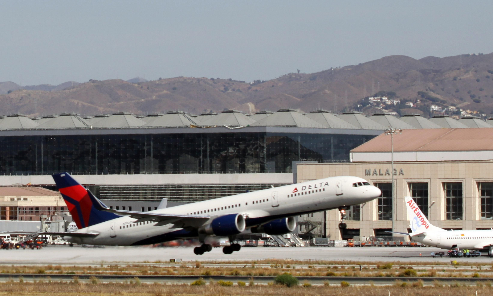 Un avión de Delta en el aeropuerto de Málaga. Un avión de Delta en el aeropuerto de Málaga.