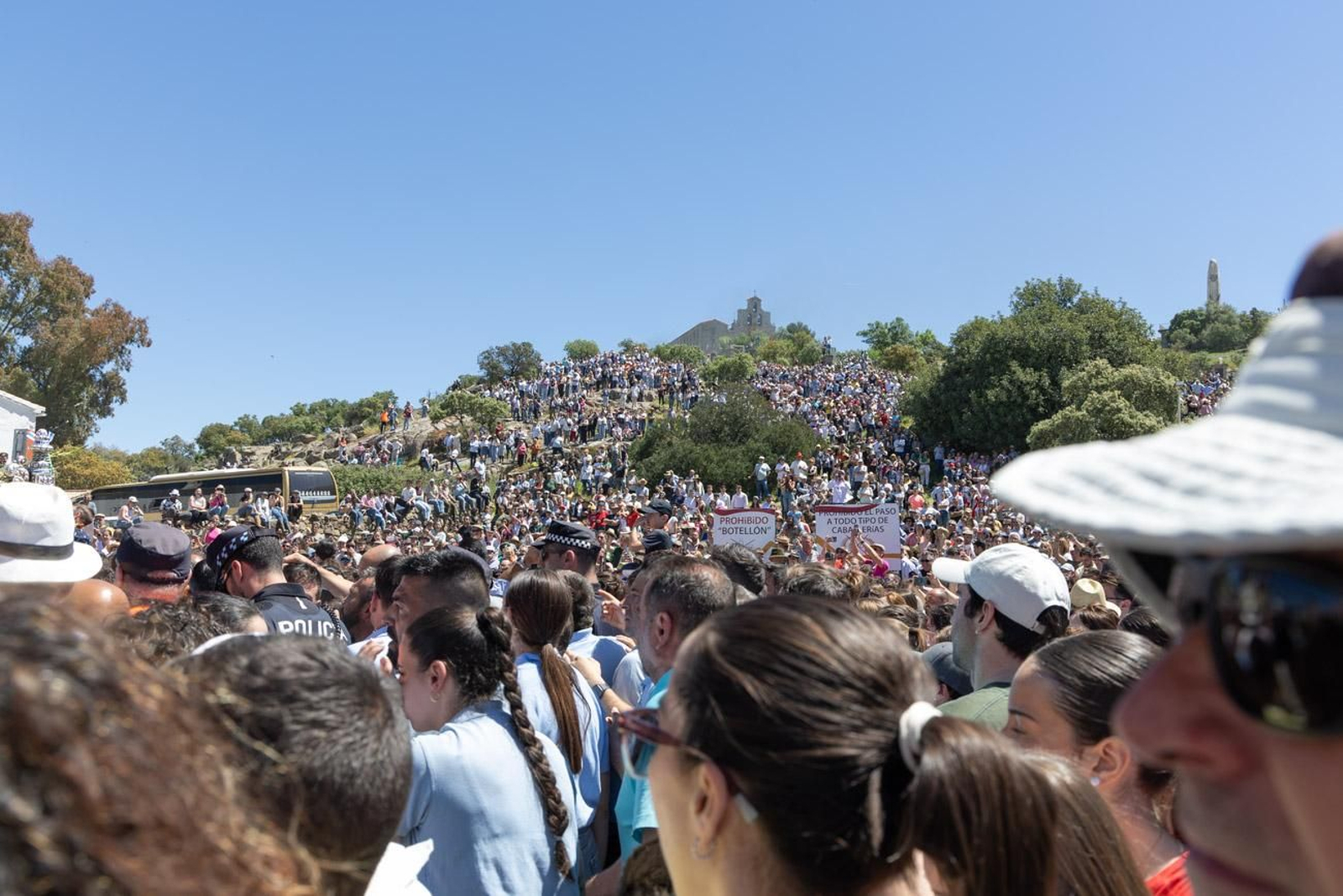 Miles de romeros acuden al encuentro de la Virgen de la Cabeza en su romería