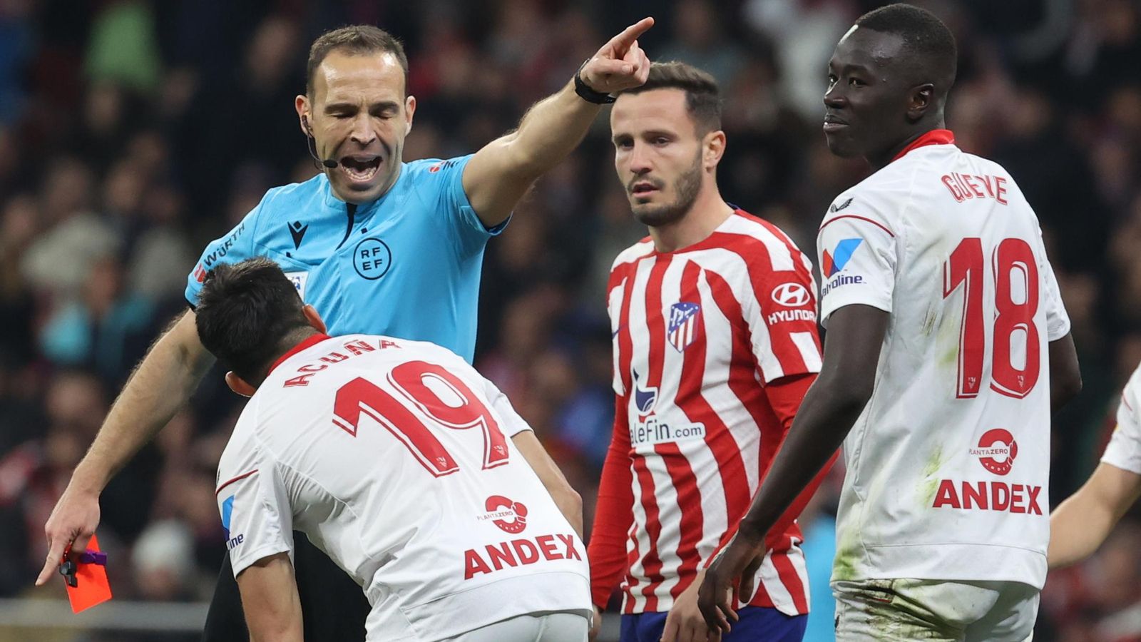 Cuadra Fernández, con gesto airado, expulsa a Pape Gueye ante Saúl y Acuña.