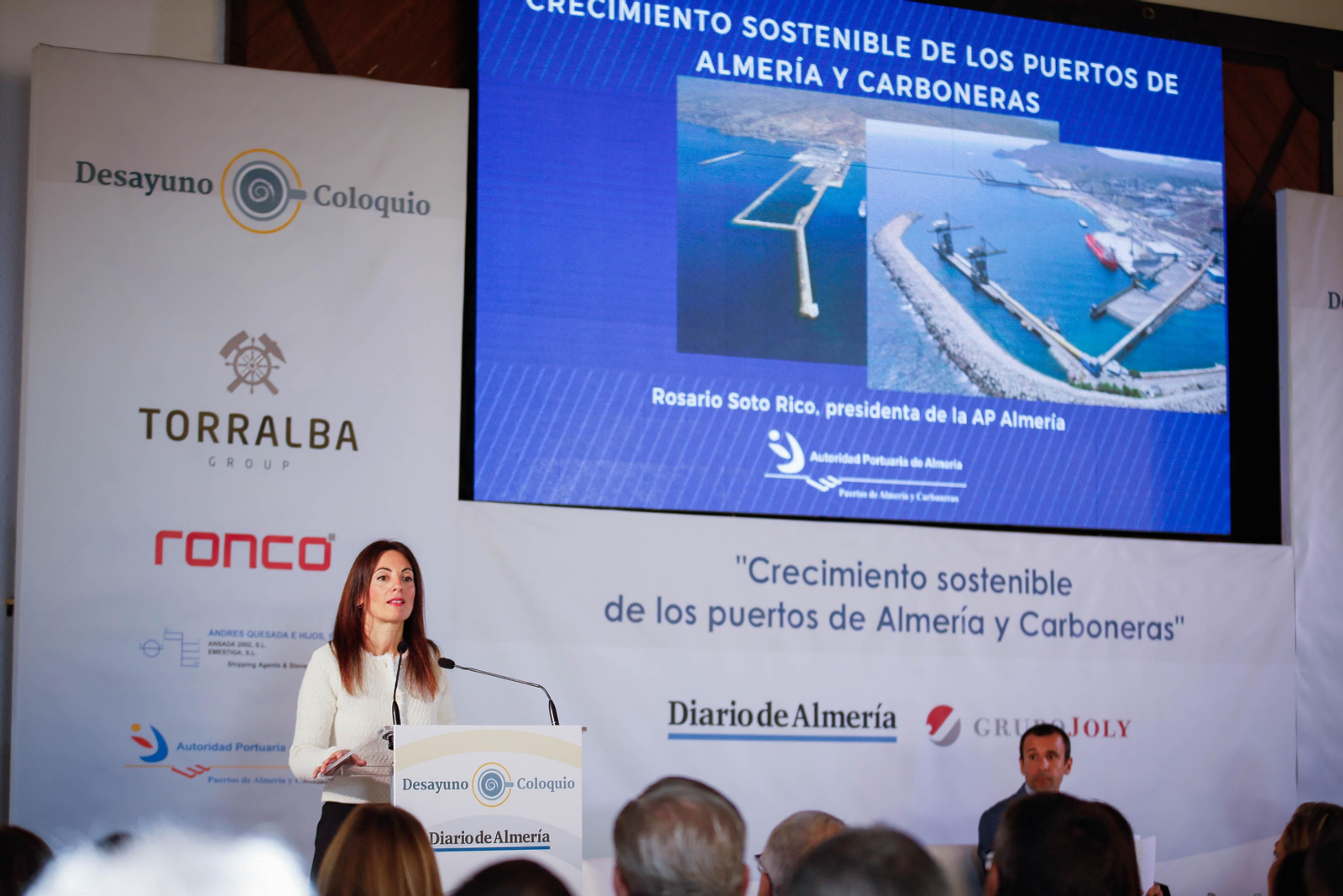 Imágenes del desayuno informativo