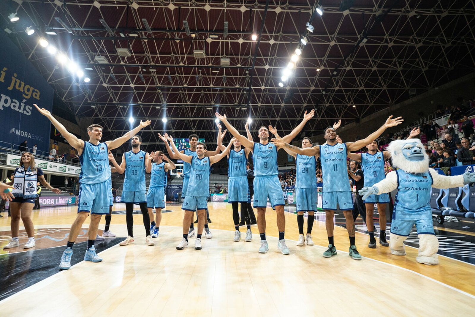 La plantilla andorrana celebra una victoria.