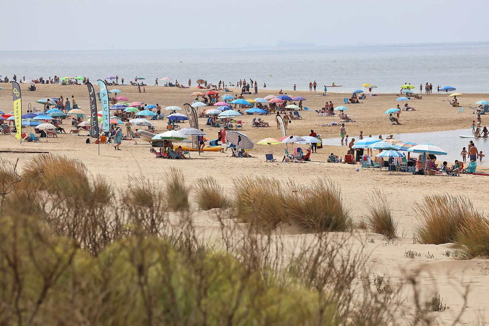 Imágenes del ambiente en las playas de Huelva en la mañana de domingo