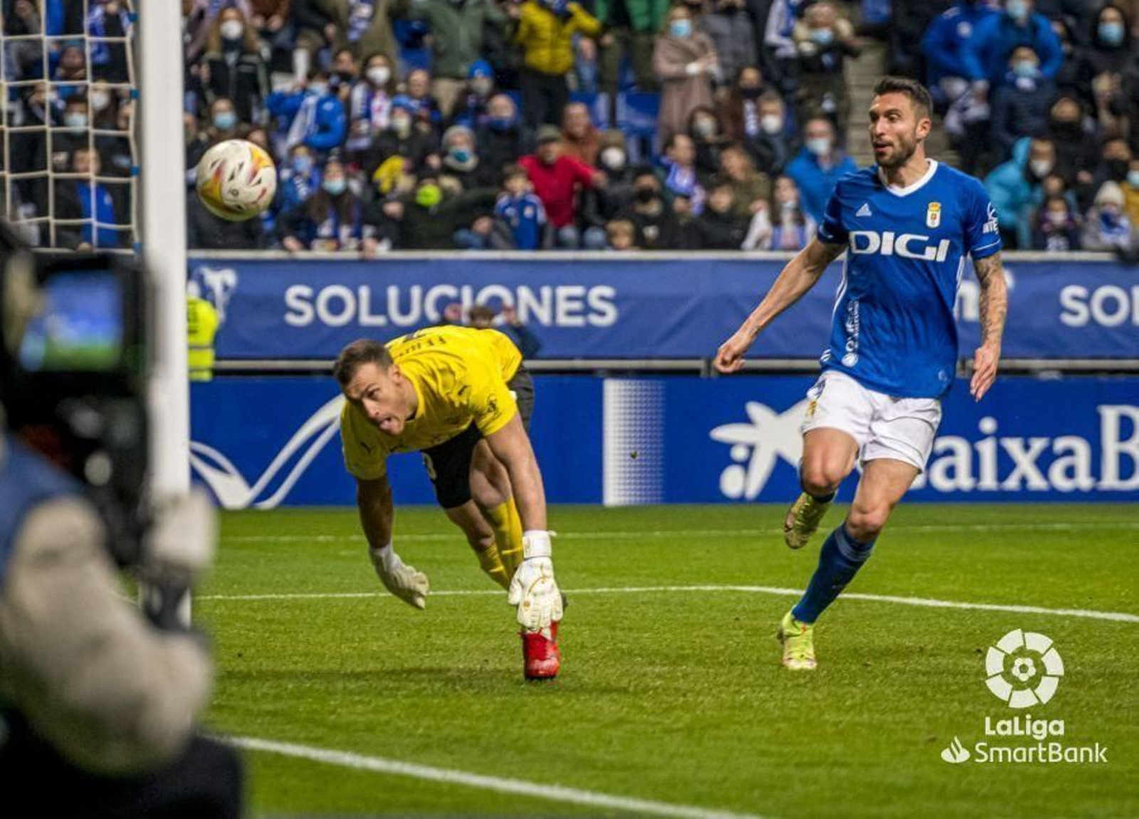 Momento en el que el intento de despeje de Babic se convierte en el 2-0.