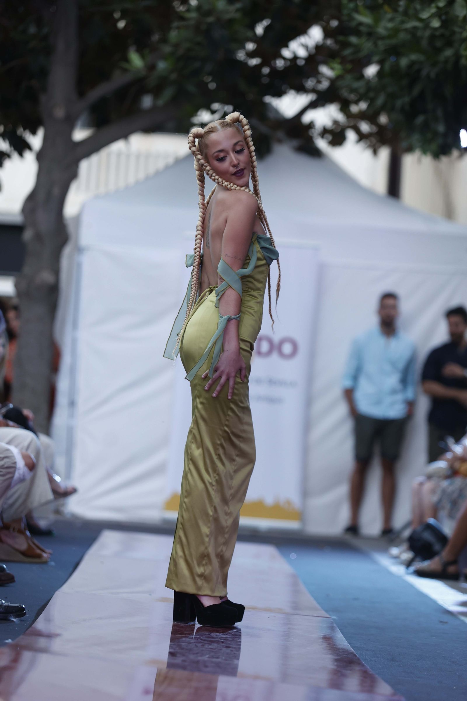Las imágenes del Desfile de Jóvenes Diseñadores en la Plaza de la Magdalena