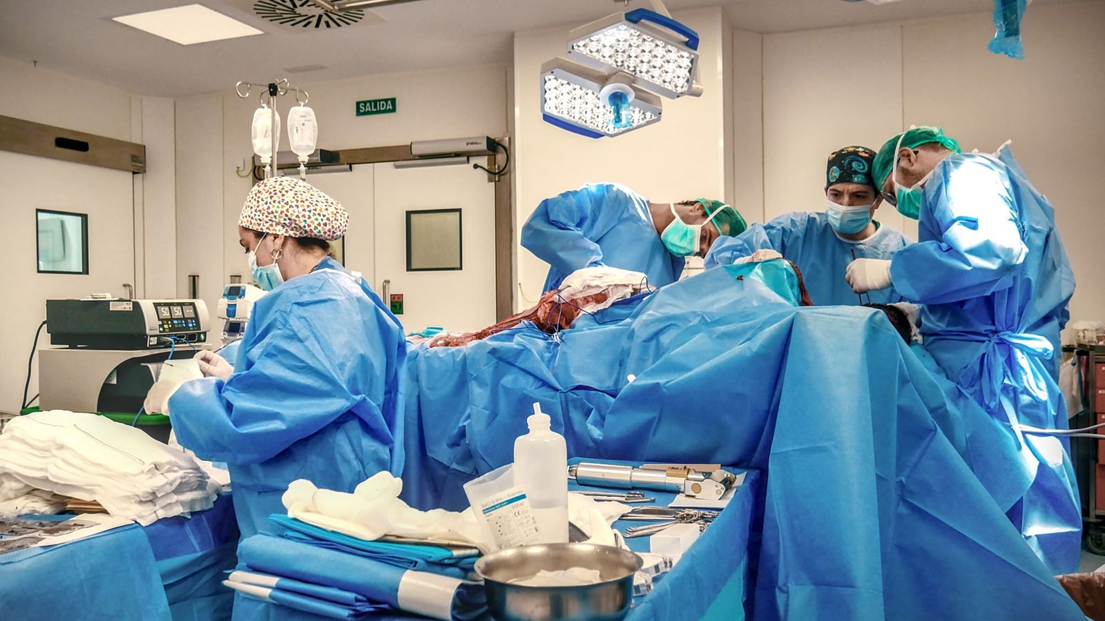 Cirujanos durante un proceso en quirófano.