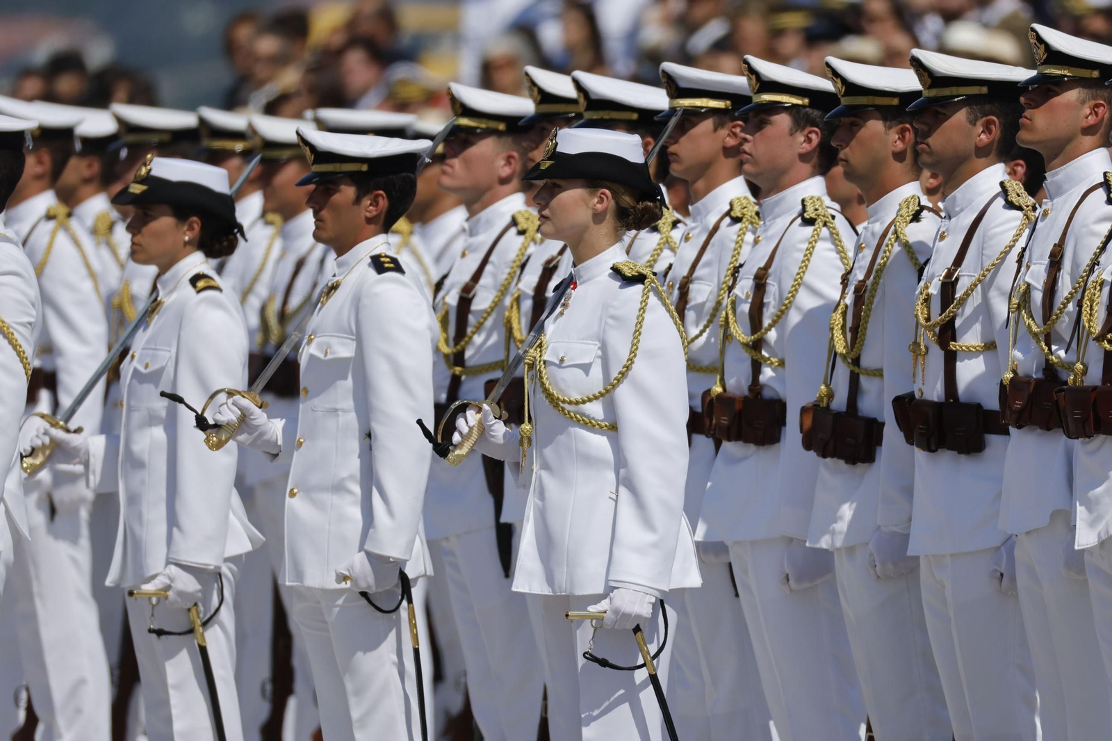 La princesa Leonor termina su formación en la Armada recibiendo de manos de su padre la Cruz al Mérito Naval