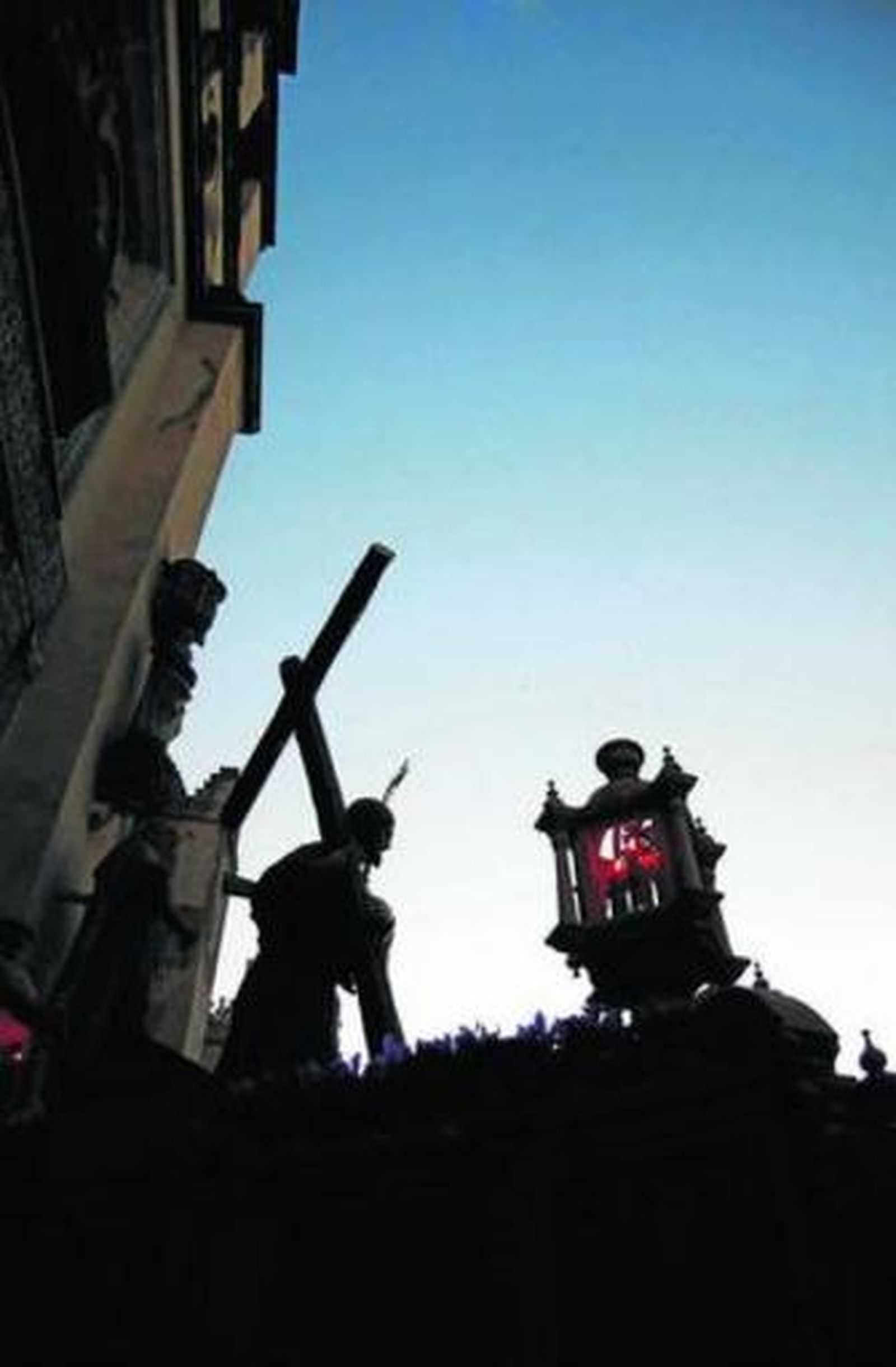 El Crucificado de Pasión y Muerte en la calle Virgen de Fátima, tras salir de su parroquia.