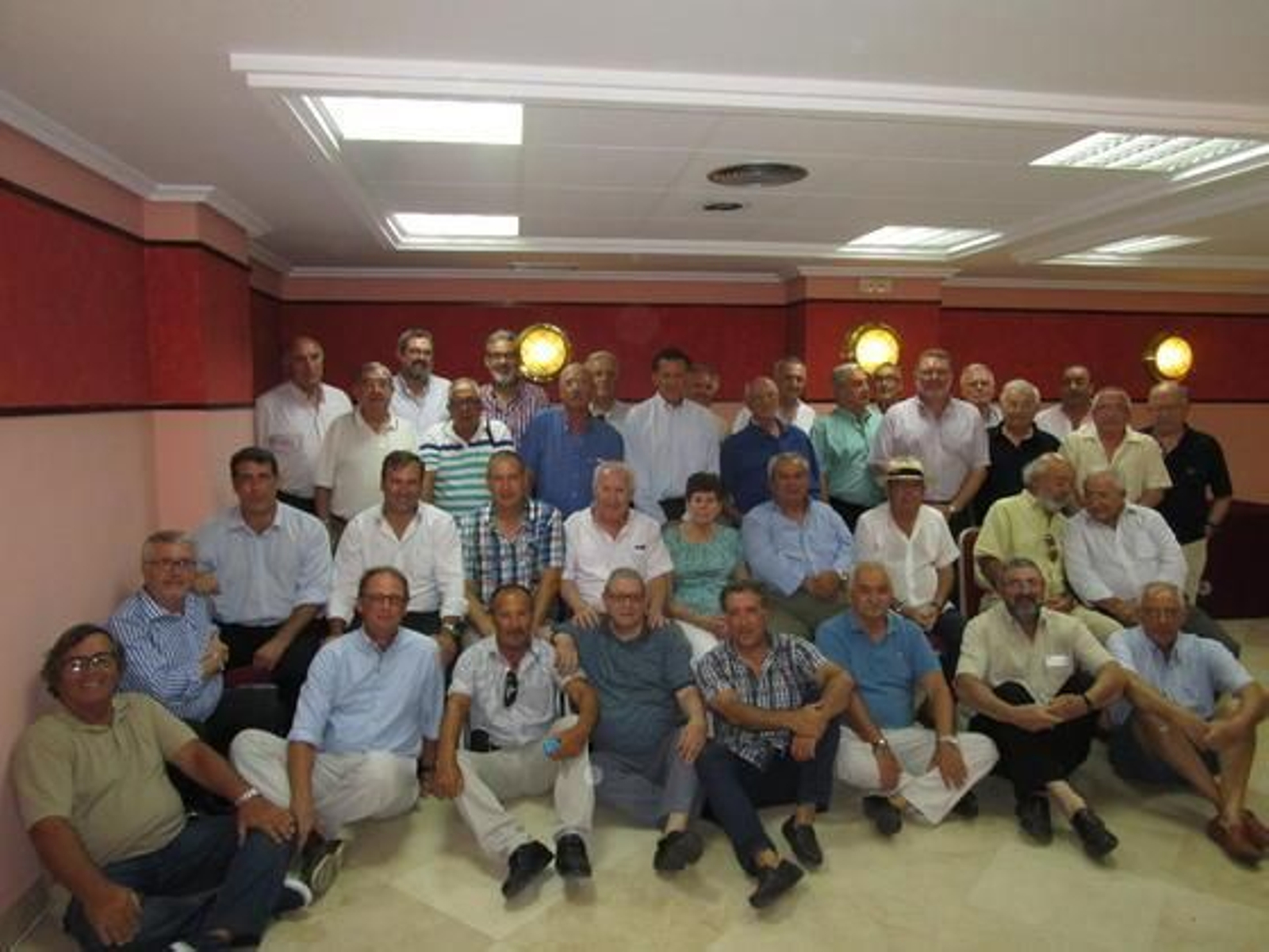 El homenajeado Giordano Bruno García Ibáñez, rodeado del grupo de amigos que quisieron tener un reconocimiento por su labor profesional como vigía en la Torre Tavira, en el almuerzo celebrado en el salón Murallas, en el hotel Puertatierra.com.  Foto: Ignacio Casas de Ciria