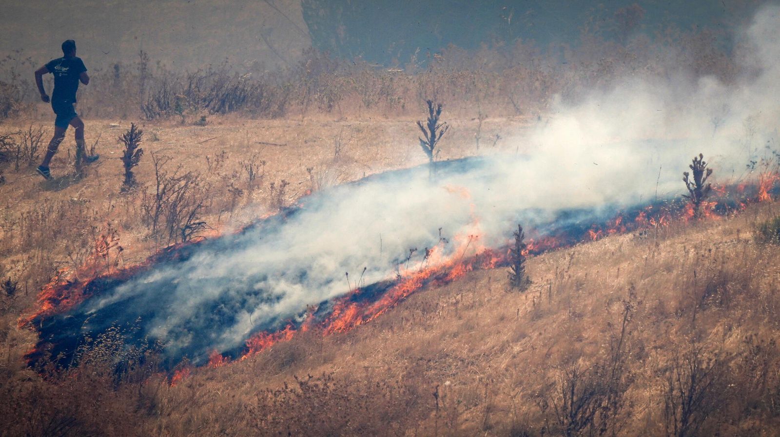 Imagen del incendio registrado en julio junto a las viviendas de la avenida Juan Carlos I.