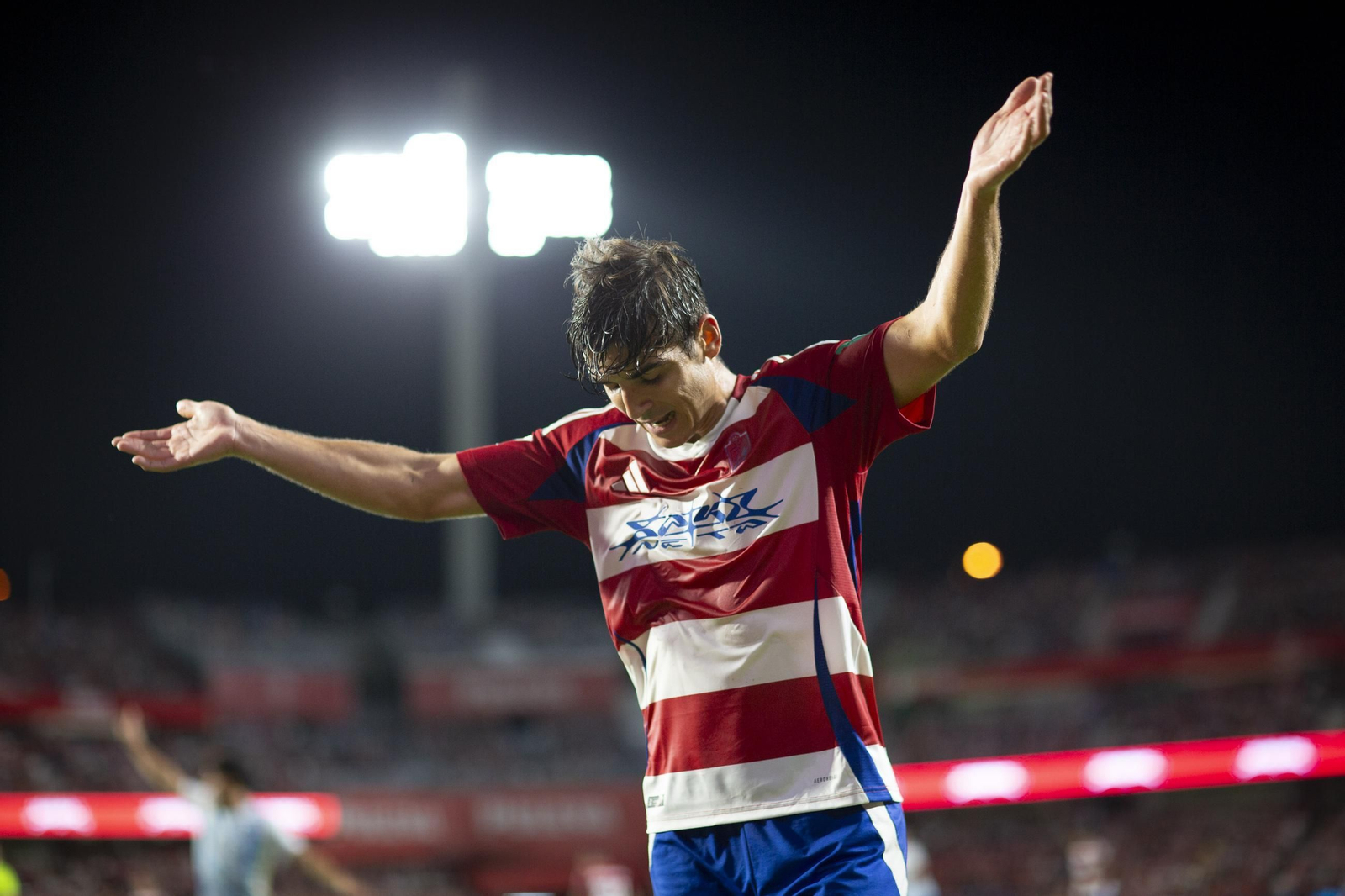 Gonzalo Villar en un duelo de la pasada temporada.