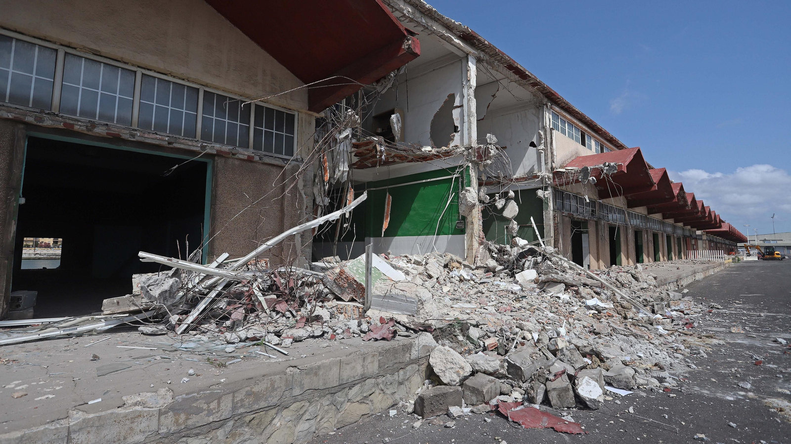 Inicio del derribo de la lonja de Algeciras