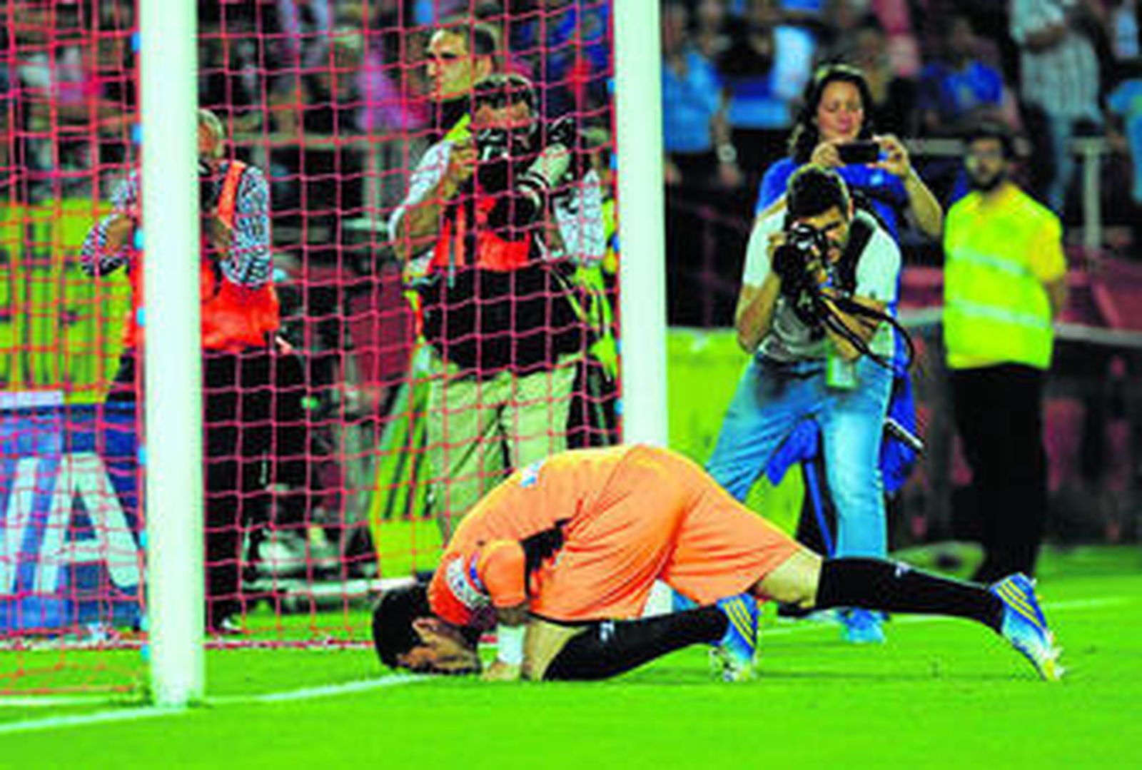 La foto distinguida con el I Premio Ruesga Bono, el día en que Palop se despidió como portero del Sevilla.