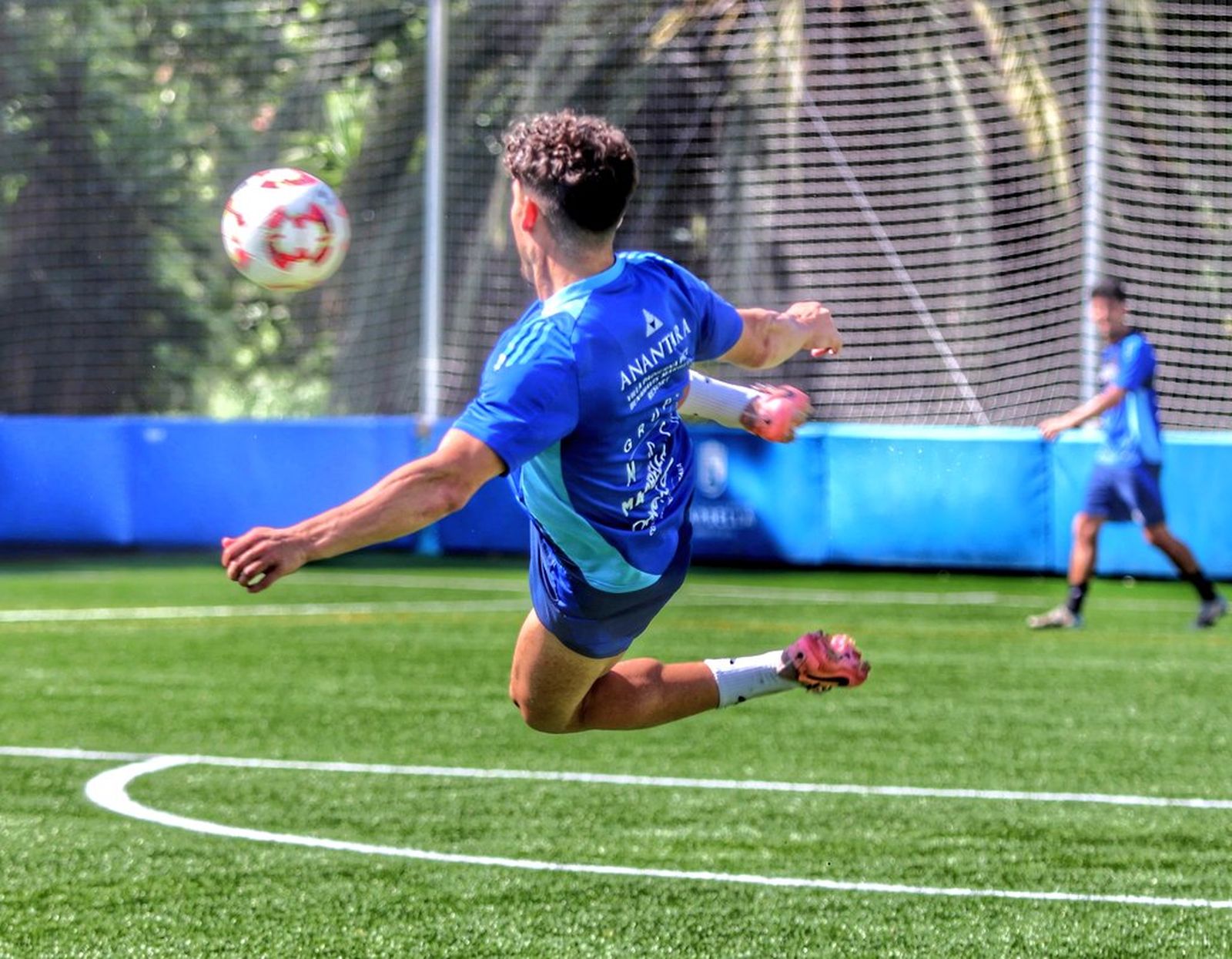 Un jugador del Marbella FC esta semana