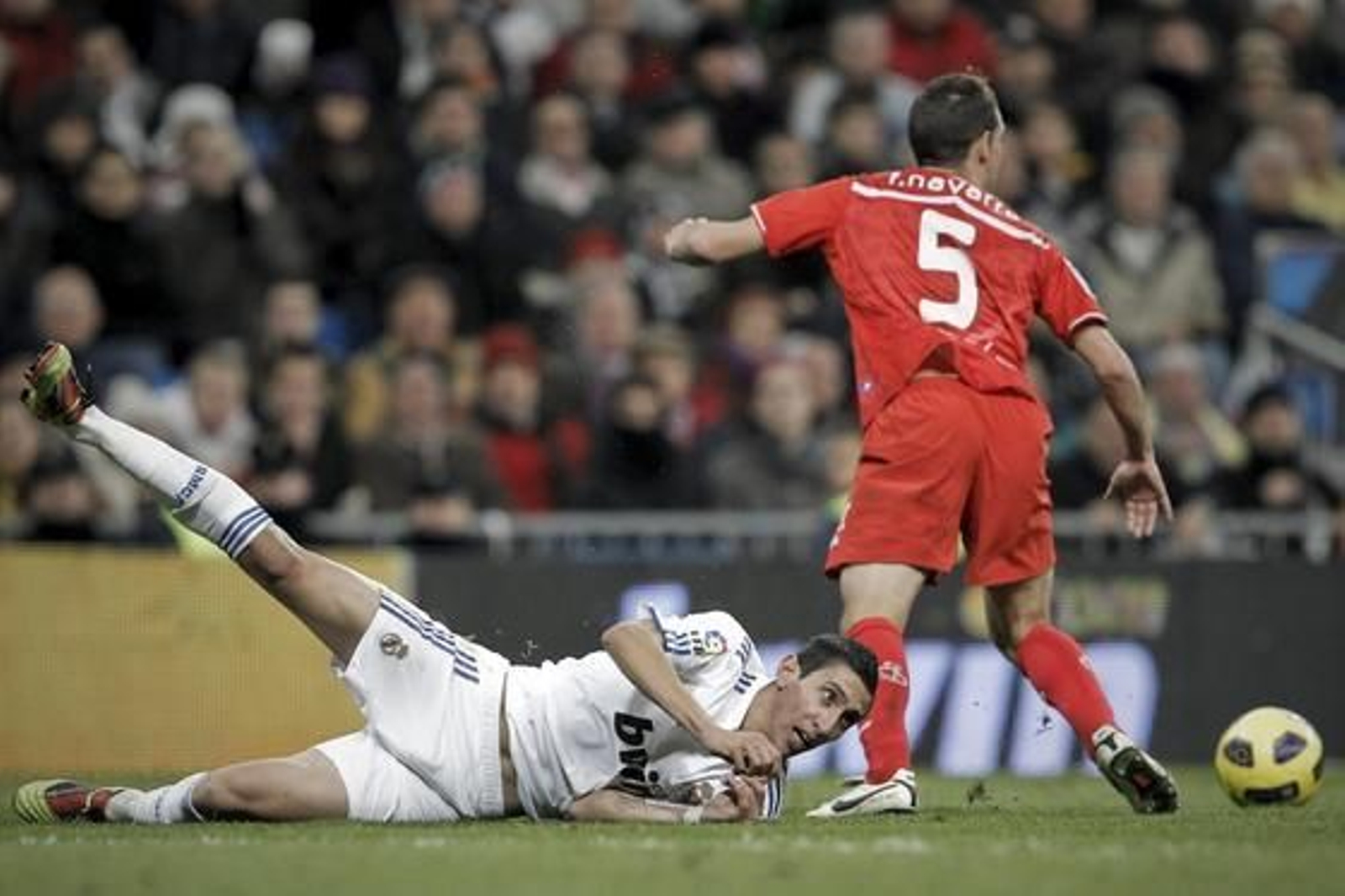 El Sevilla cae en el Bernabéu pese a jugar con un jugador más durante casi media hora. / EFE