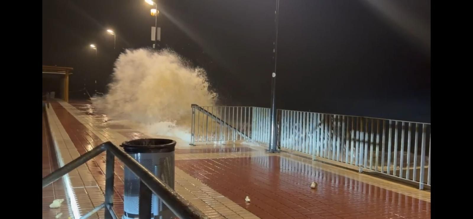 Fuerte oleaje en Isla Cristina.
