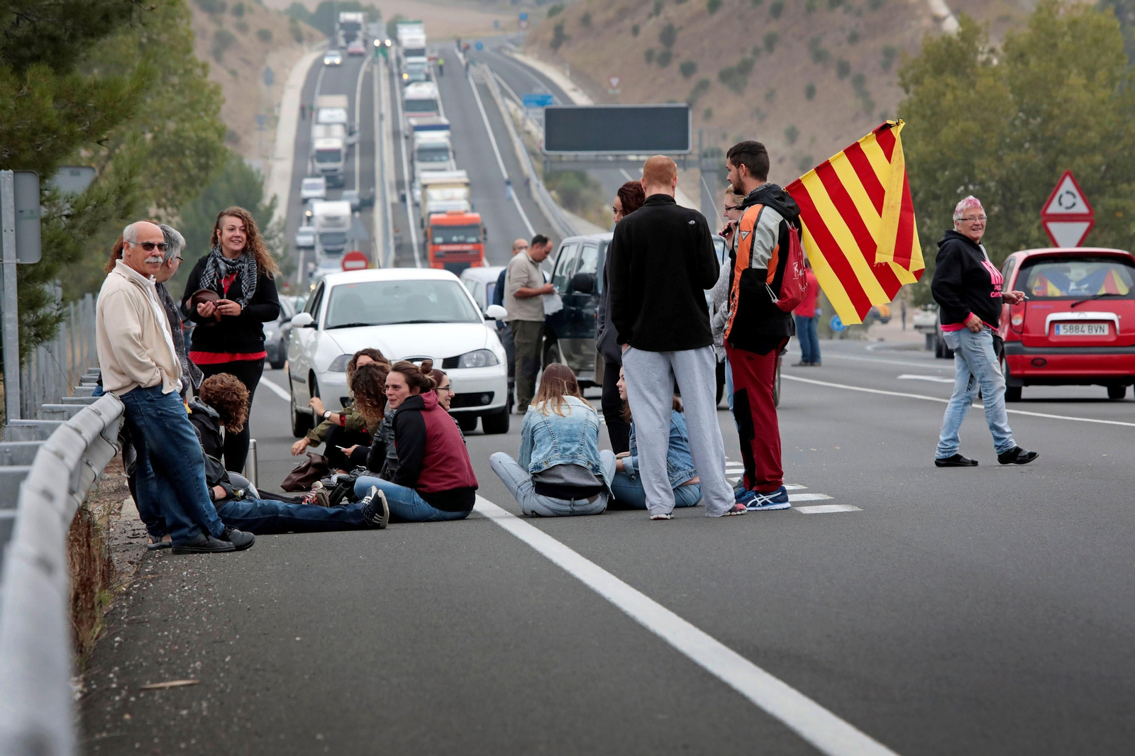 Un grupo de manifestantes corta la autovía A-2 por diversos puntos de la comarcas de la Anòia.
