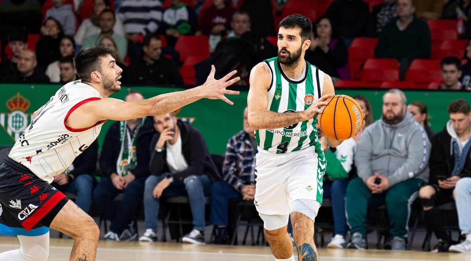 Cvetkovic busca un pase en el partido contra el Real Valladolid.