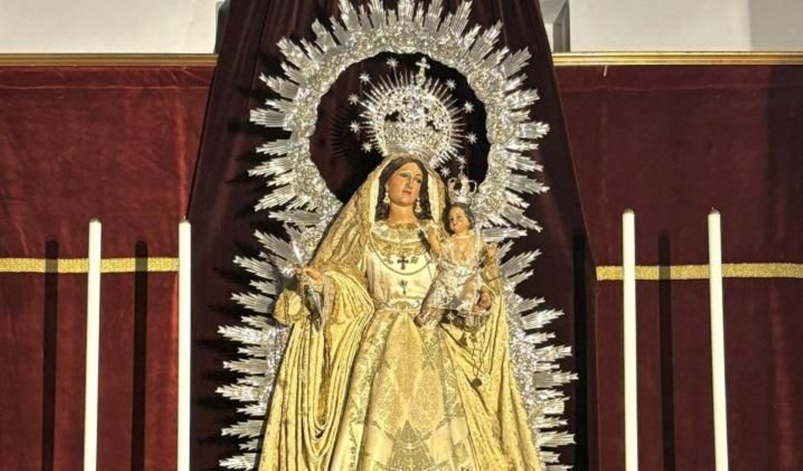 La Virgen del Rosario de nuevo en su altar de San Julián