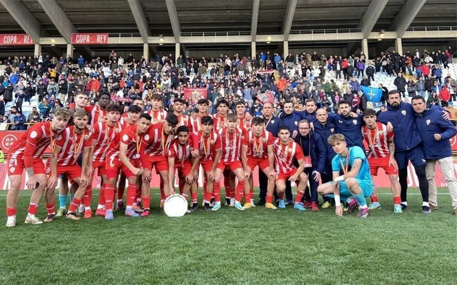 Los rojiblancos posan junto a su afición con el subcampeonato de Copa del Rey logrado el pasado curso.