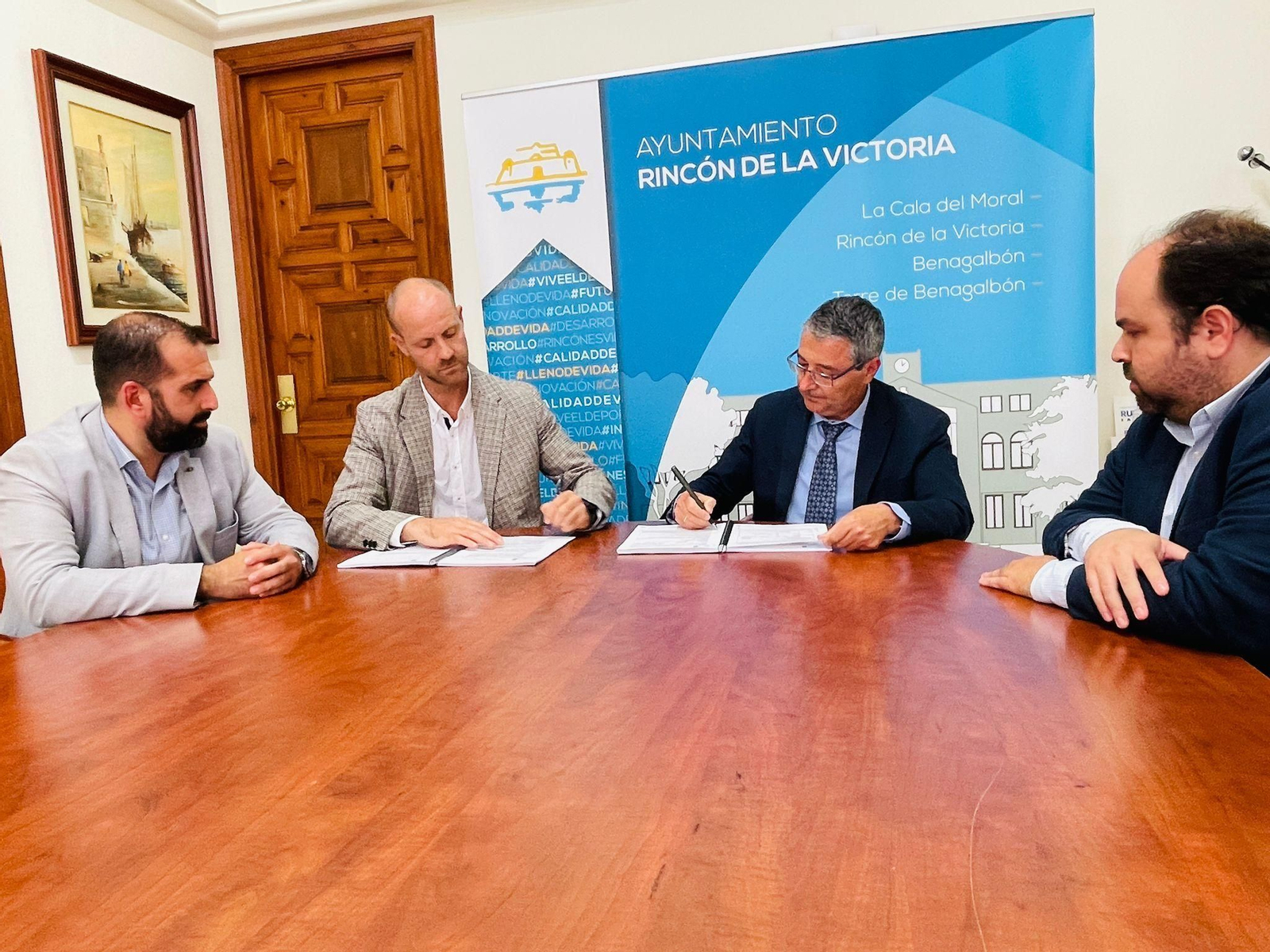 El alcalde de Rincón de la Victoria, Francisco Salado, durante la firma del contrato de limpieza de edificios municipales