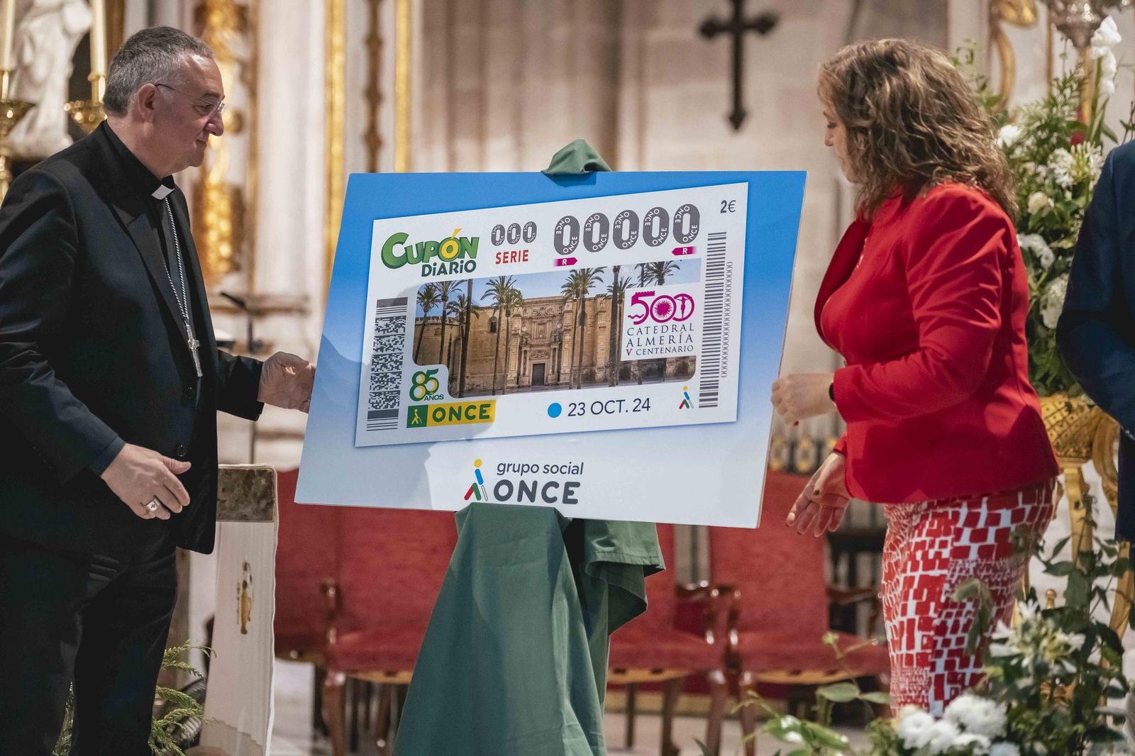 El obispo de Almería y la directora provincial de la ONCE con el cupón dedicado a la Catedral