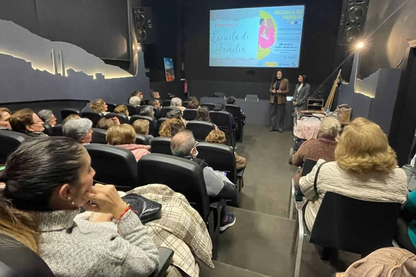 Una de los talleres impartidos en el marco de la Escuela de Familias de Adra.