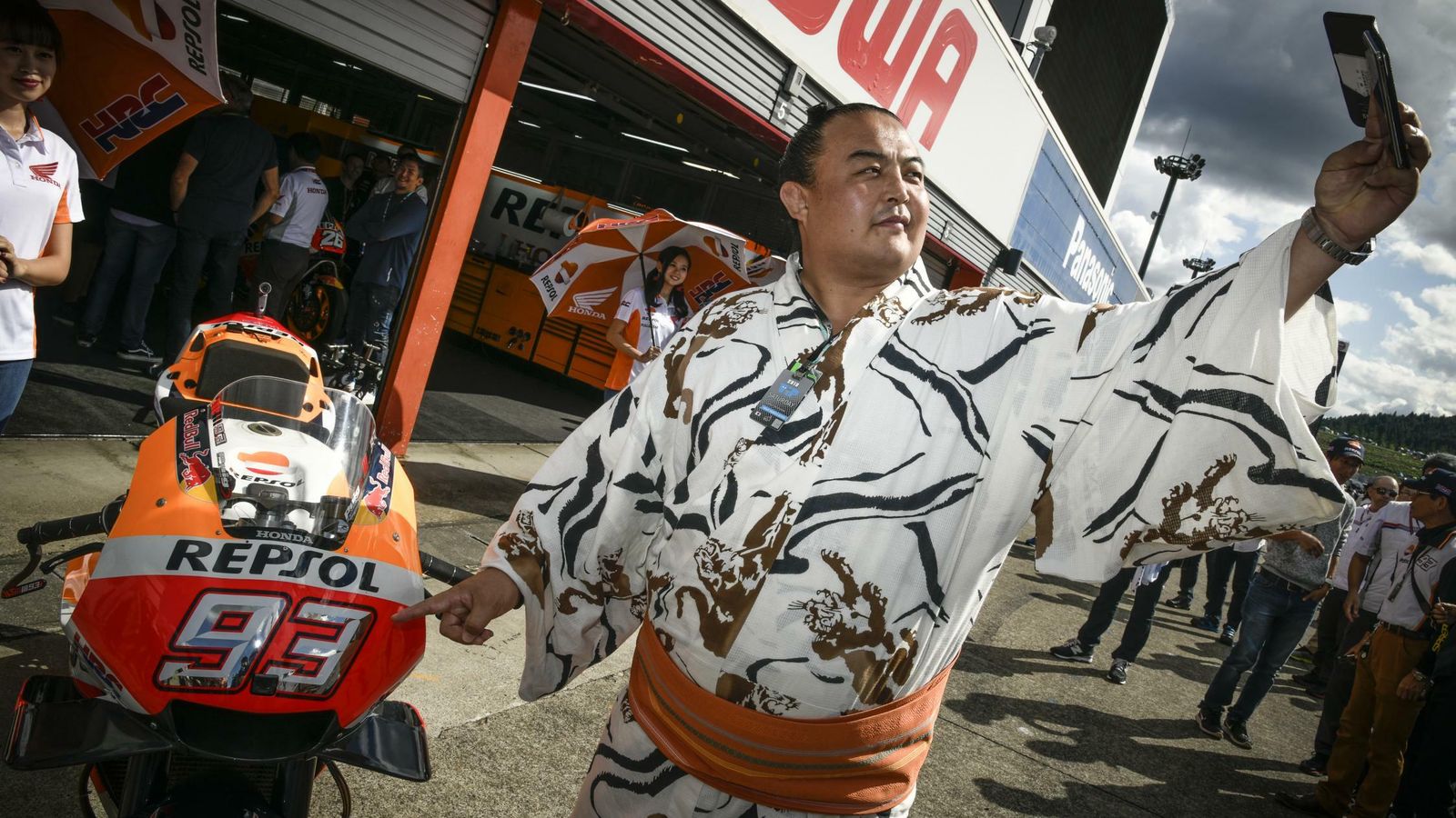 Un aficionado se hace un 'selfie' con la moto de Marc Márquez.