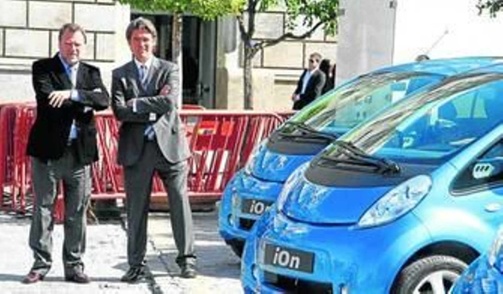 Monteseirín y Paul Lubbers (director general de Cochele) posan ante los nuevos iOn eléctricos.