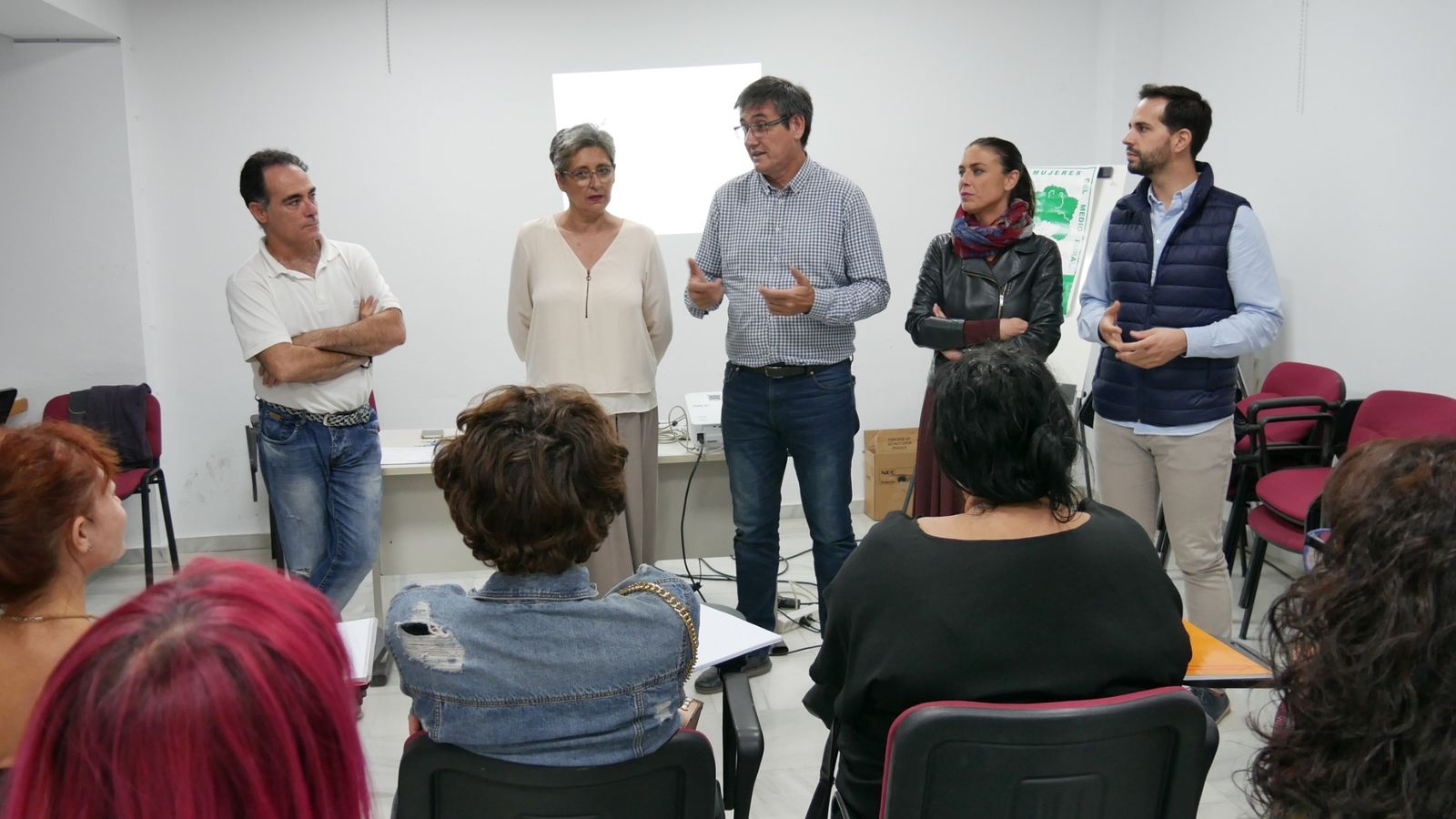 Quince abderitanas aprenden el oficio de floristería