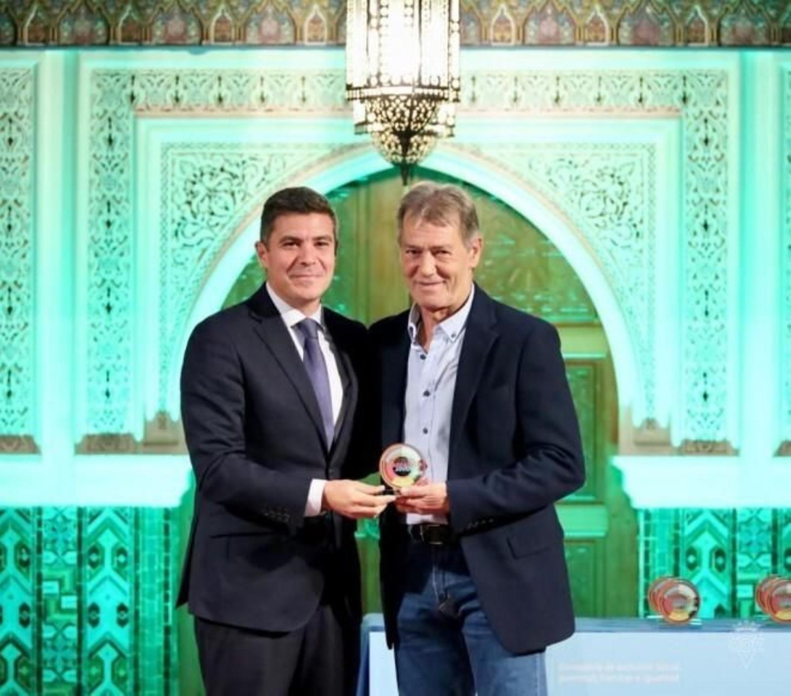 Pepe Mejías recibe el galardón concedido a la entidad amarilla.