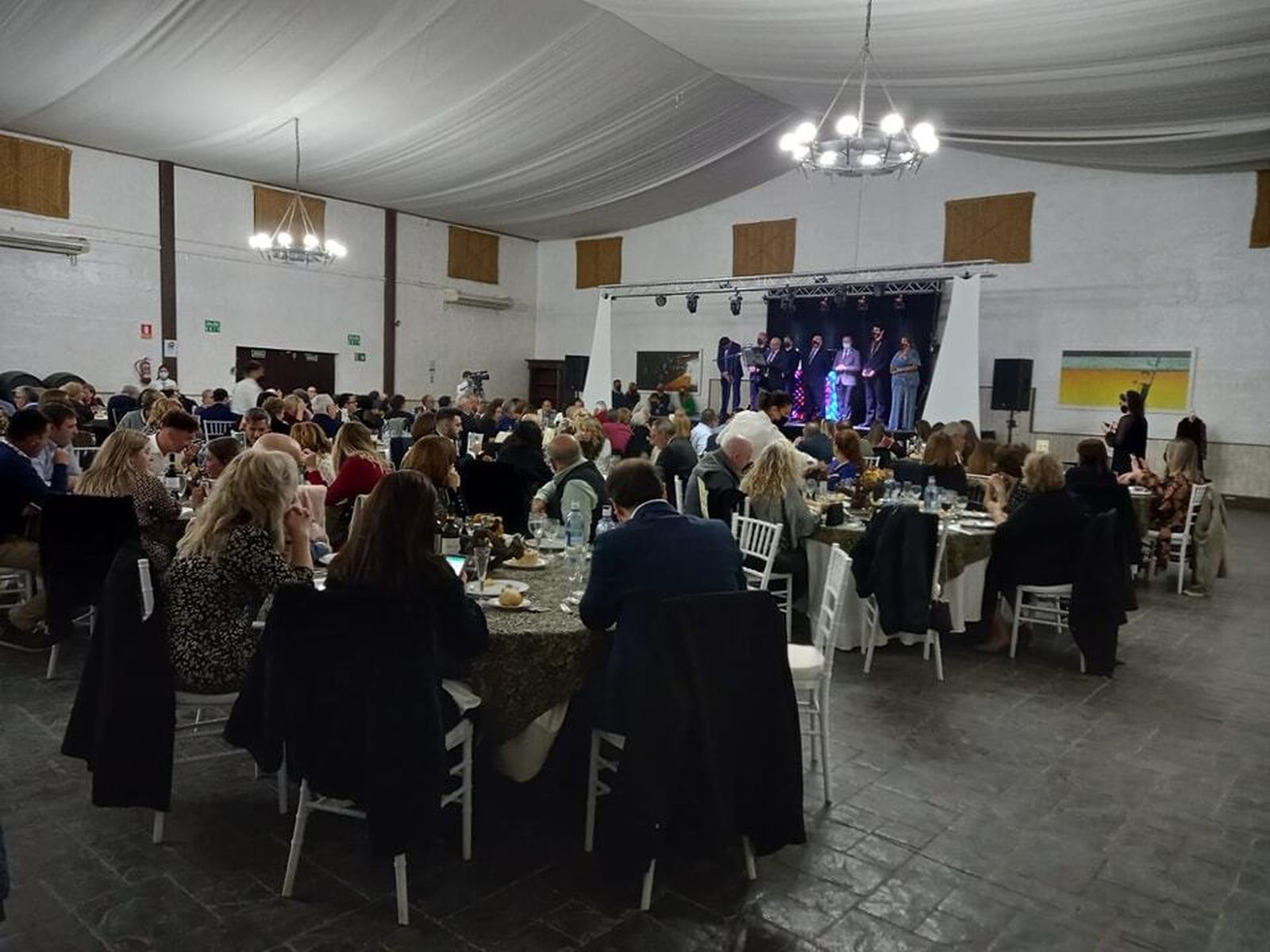 Un momento de la cena celebrada ayer viernes en las Bodegas Miguel Guerra.