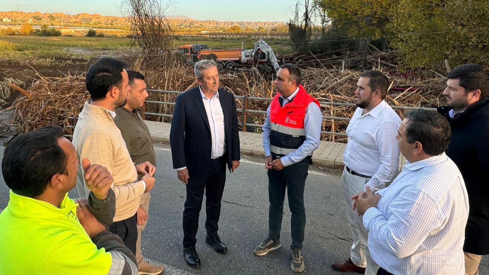 Visita del presidente al puente de Purullena acompañado de los alcaldes de Benalúa y Purullena, y los diputados de Obras y Emergencias