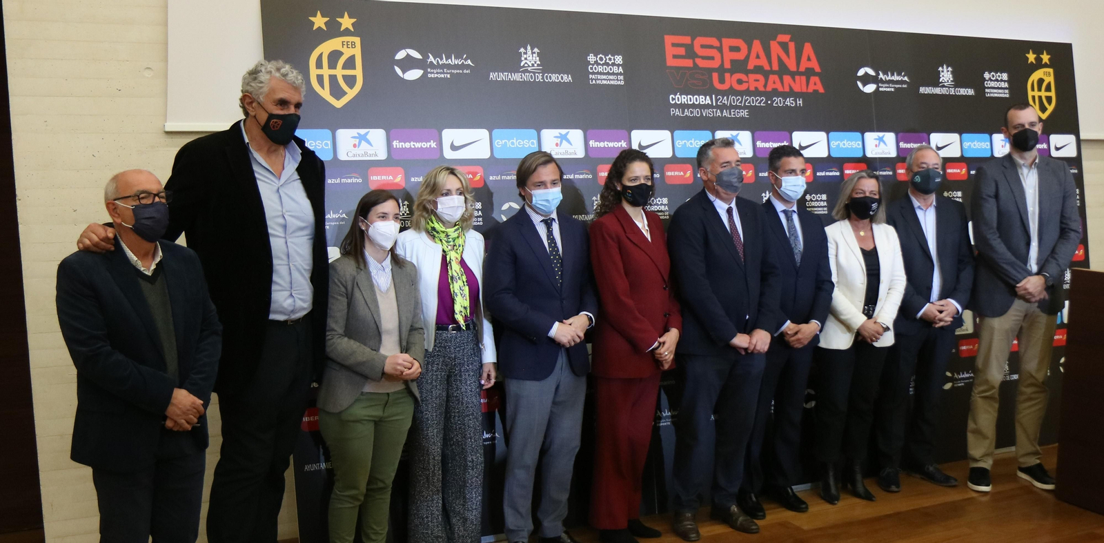 Las autoridades, durante la presentación del partido.