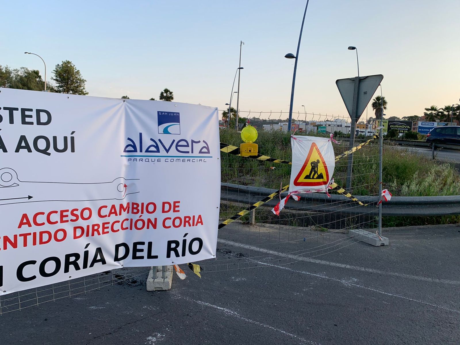 El cartel que anuncia el cierre del acceso más cercano a San Juan de Analfarache del Parque Comercial Alavera.