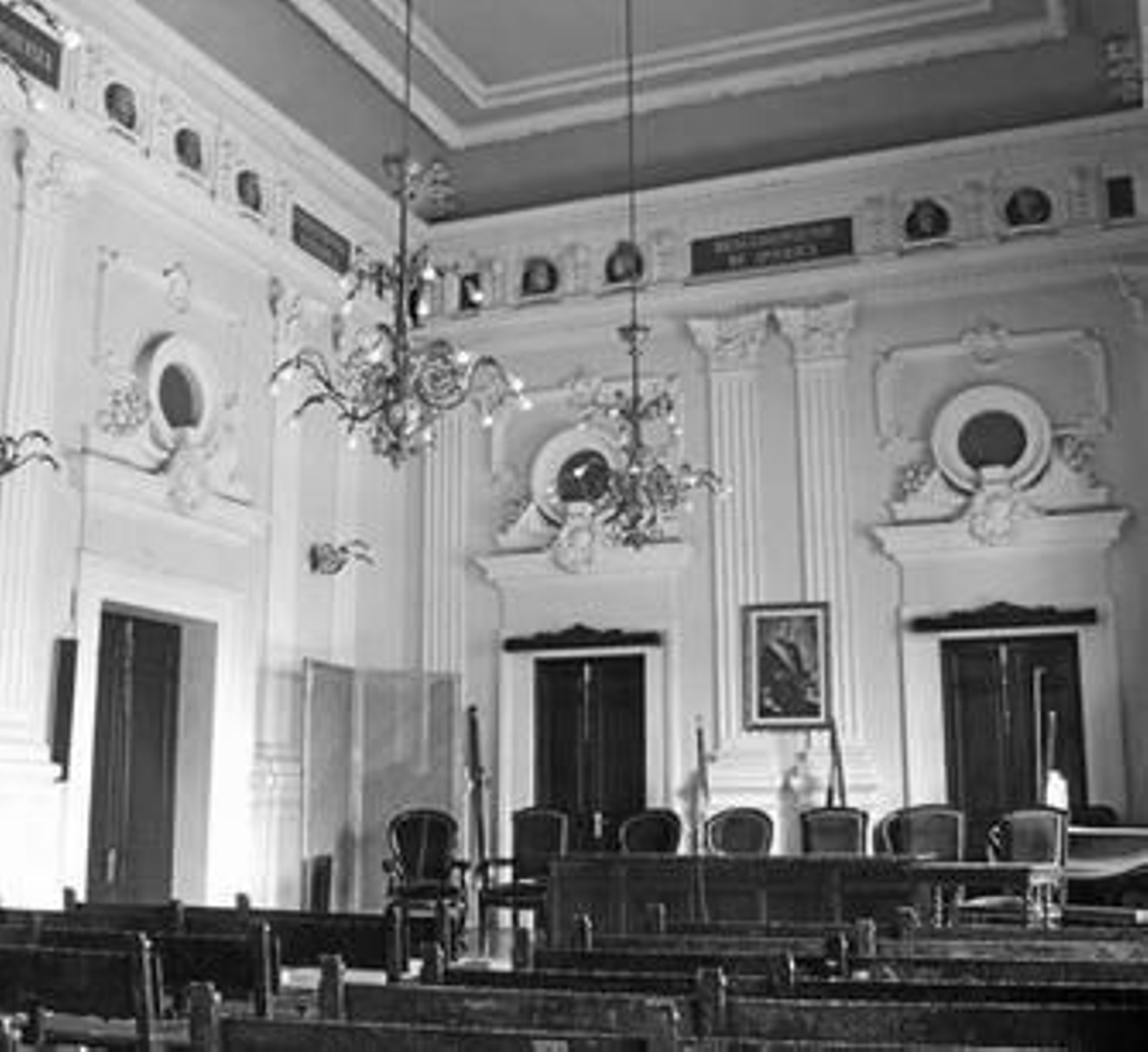 1. Fachada del Instituto Padre Suárez, situado en el número 61 de la céntrica Gran Vía . 2. Entrada al Salón de Actos del instituto donde están colocadas las imágenes de García Lorca y de Ángel Ganivet. 3. Interior del Salón de Actos. Allí, pueden verse los bustos de importantes personalidades. /Rpo. Gráfico: José Luis Delgado 1. Fachada del Instituto Padre Suárez, situado en el número 61 de la céntrica Gran Vía . 2. Entrada al Salón de Actos del instituto donde están colocadas las imágenes de García Lorca y de Ángel Ganivet. 3. Interior del Salón de Actos. Allí, pueden verse los bustos de importantes personalidades. /Rpo. Gráfico: José Luis Delgado