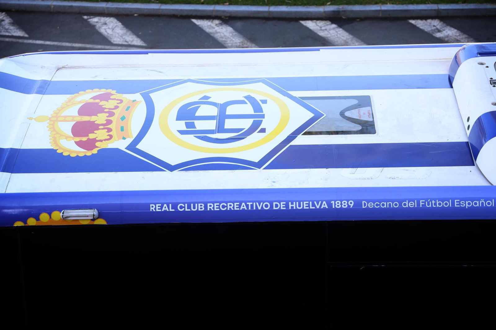 Imágenes del nuevo autobús oficial del Recreativo de Huelva