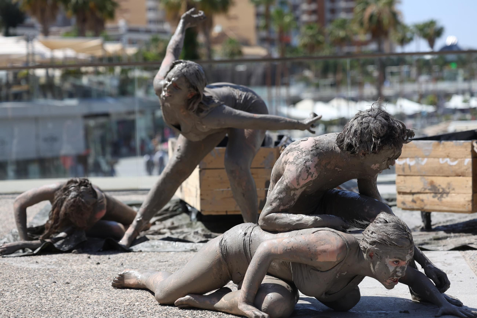 La Fura dels Baus presenta su nueva obra ‘SONS’ en el Muelle 1, en imágenes