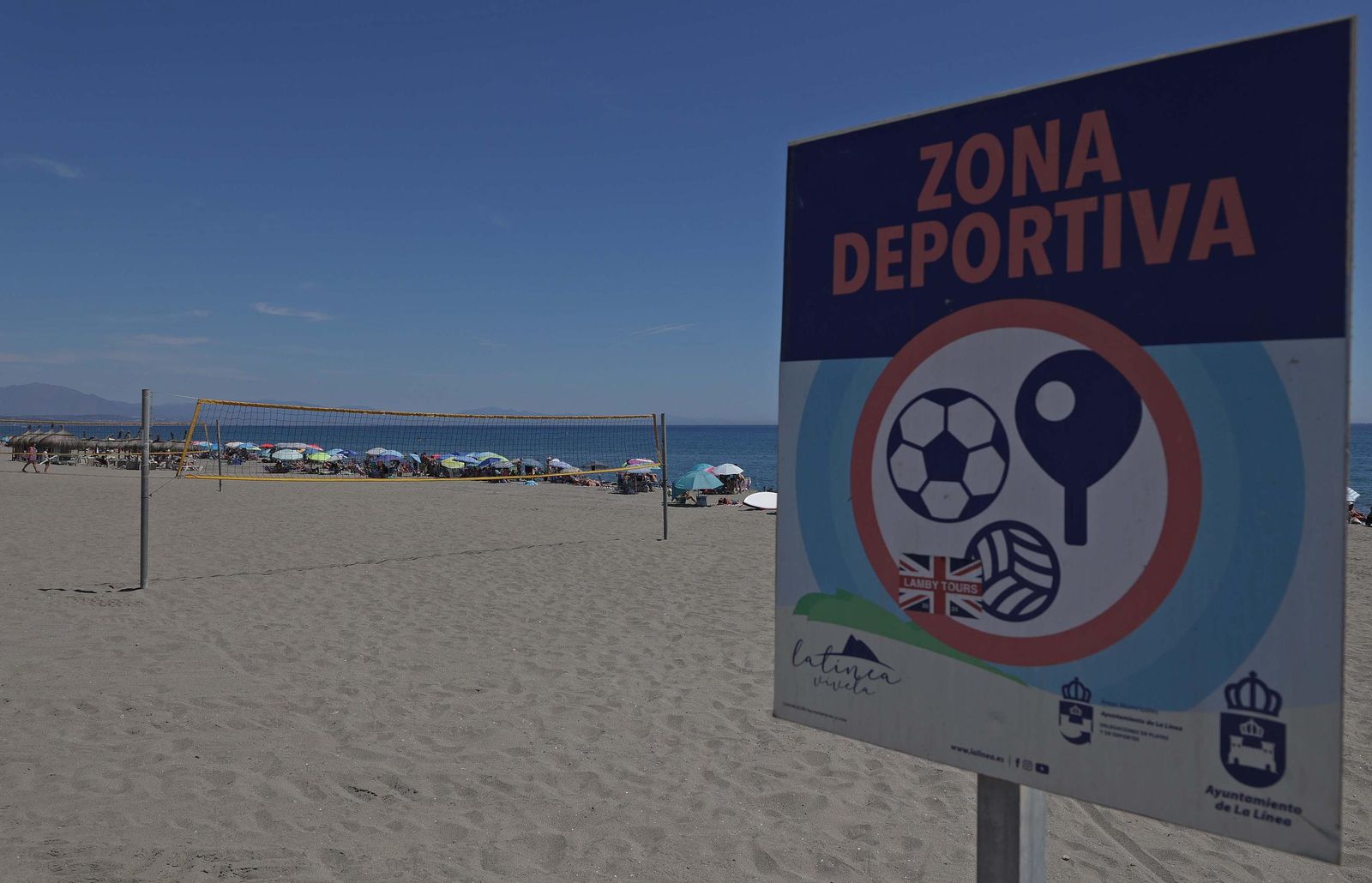 Fotos del domingo en la playa de Levante de La Línea