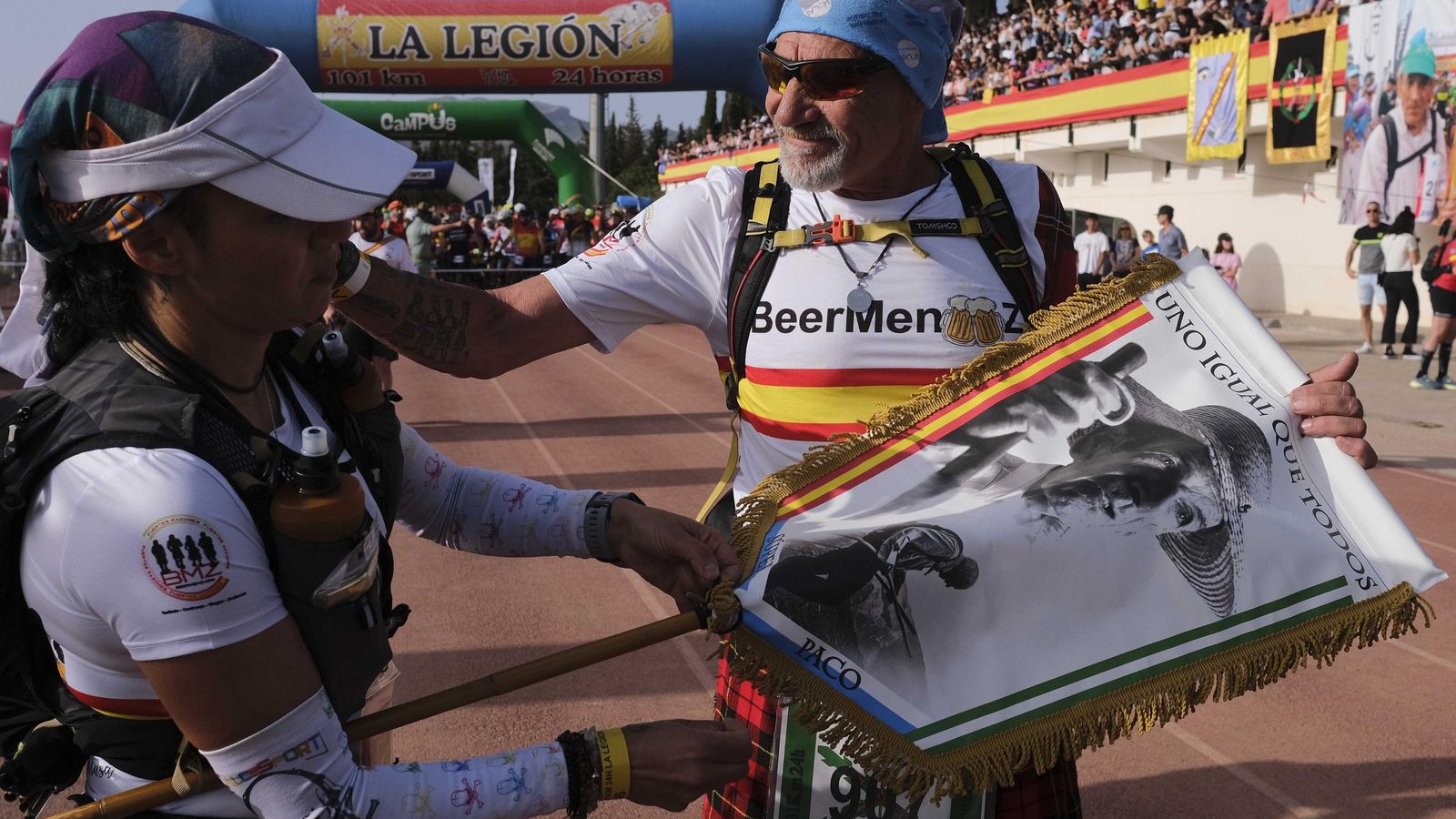 Francisco Contreras 'SúperPaco' recibió un emotivo homenaje en la salida.