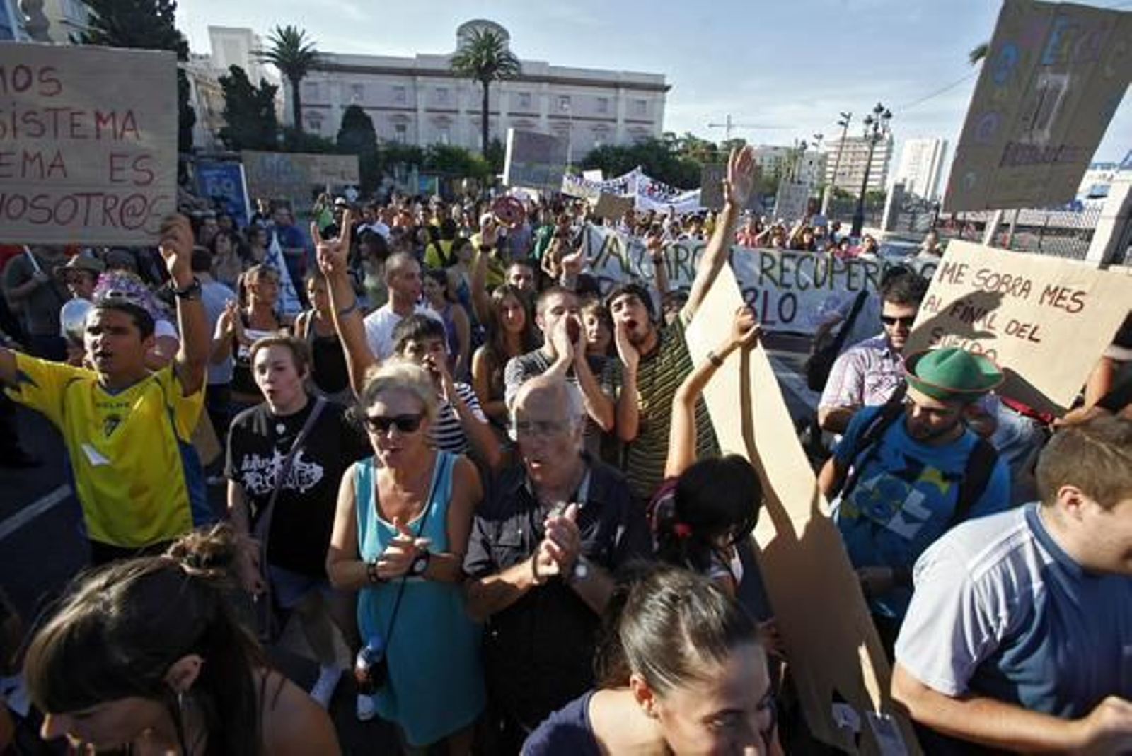 Unas 4.000 personas apoyan la manifestación del 19-J en Cádiz.

Foto: Jesus Marin