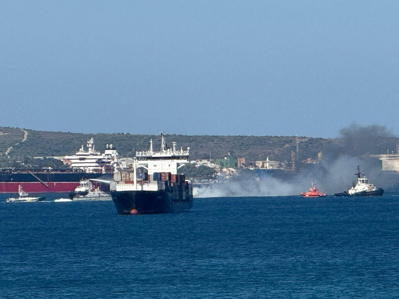 Fotografías desde la costa del incendio de un embarcación de la bahía de Algeciras