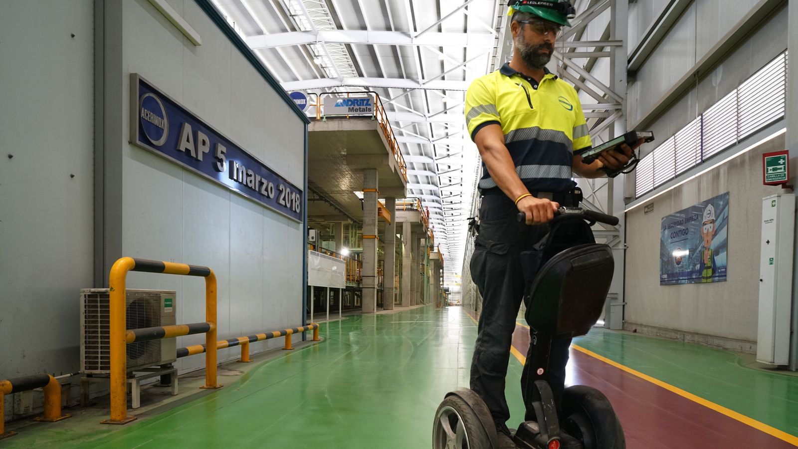 Un empleado recorre las instalaciones a bordo de un Segway.
