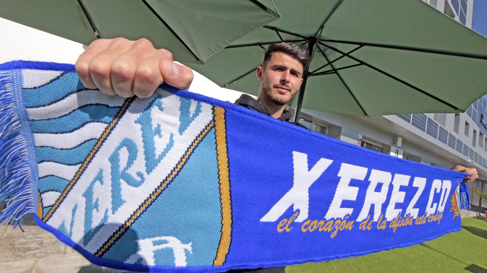 Rares posa con una bufanda en Bambú Jerez, donde se ha desarrollado su presentación.