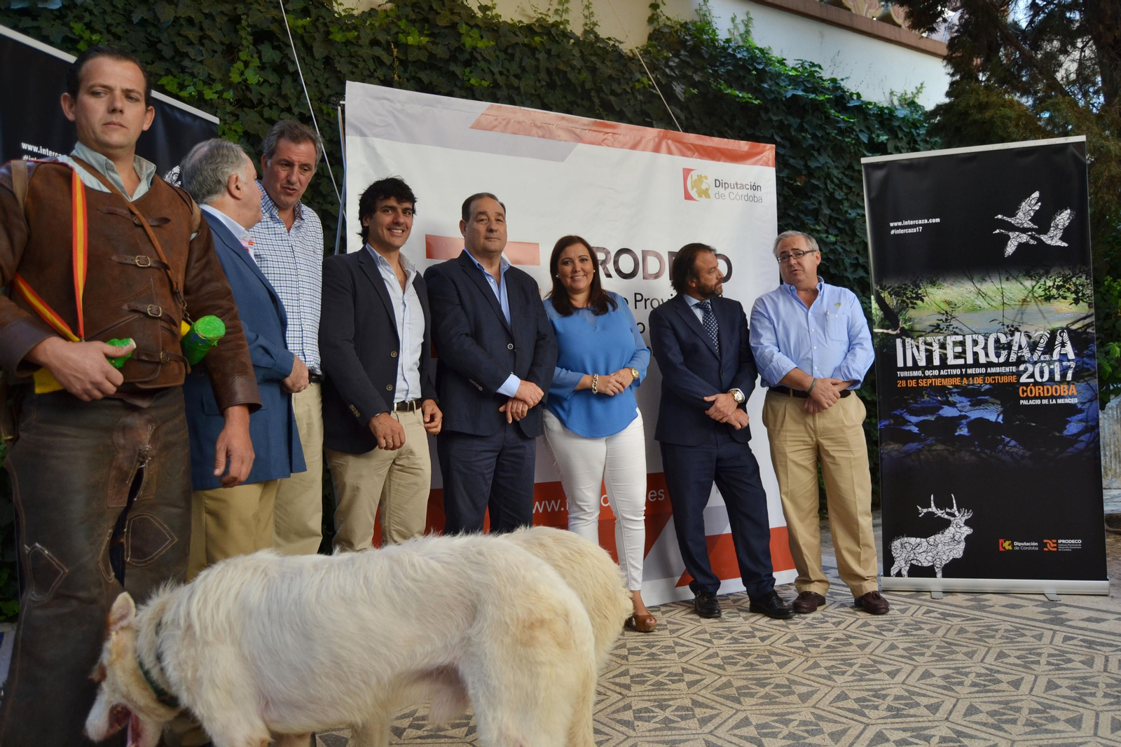 Ana Carrillo, con Francisco Javier Cano y los organizadores de la muestra cinegética.